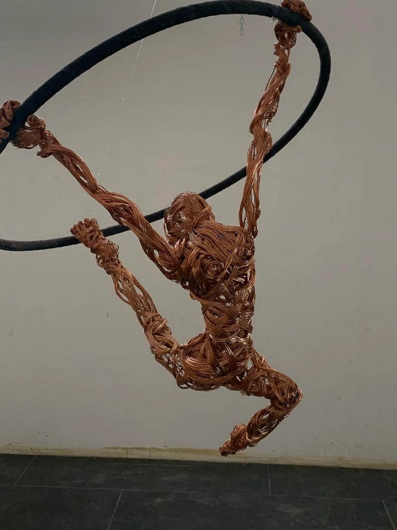 Maria Vittoria Urbinati, acrobat woman, copper wire sculpture, 2010 4