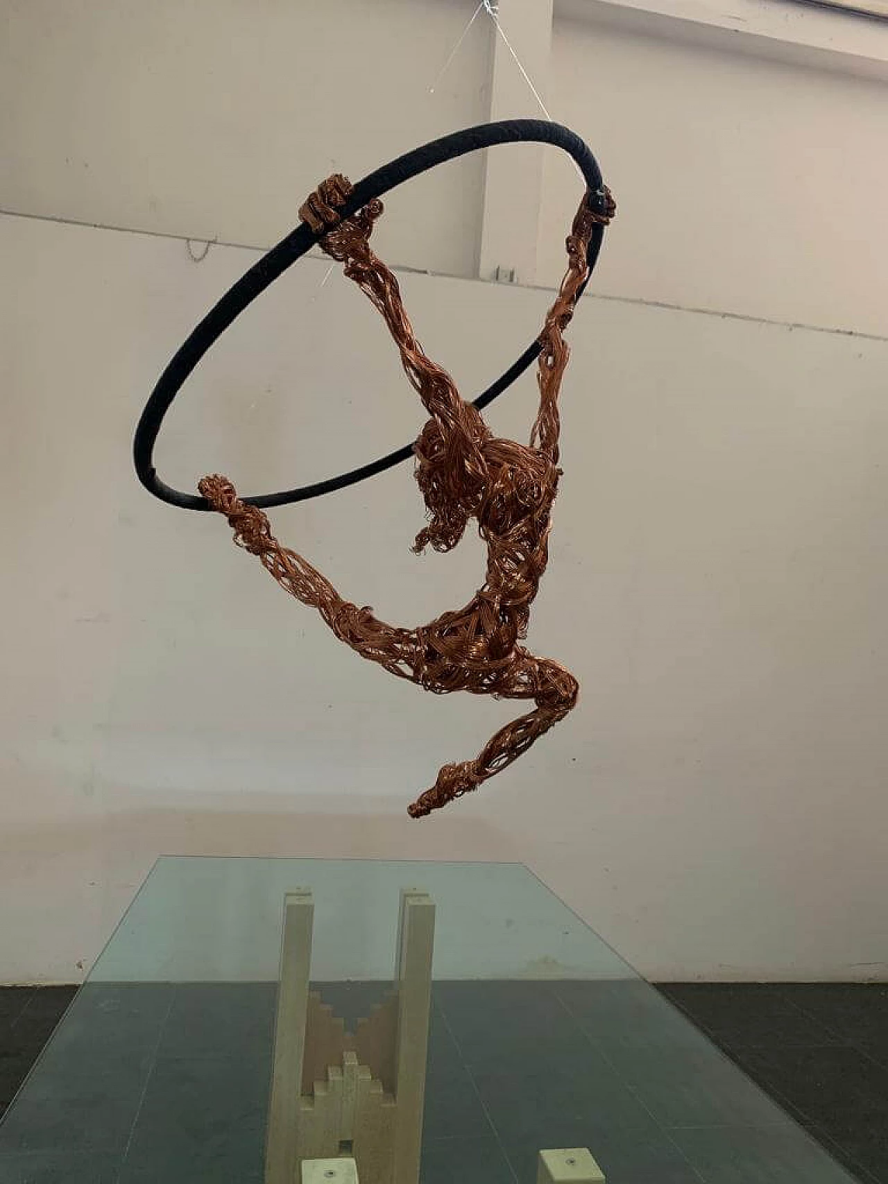 Maria Vittoria Urbinati, donna acrobata, scultura in filo di rame, 2010 6