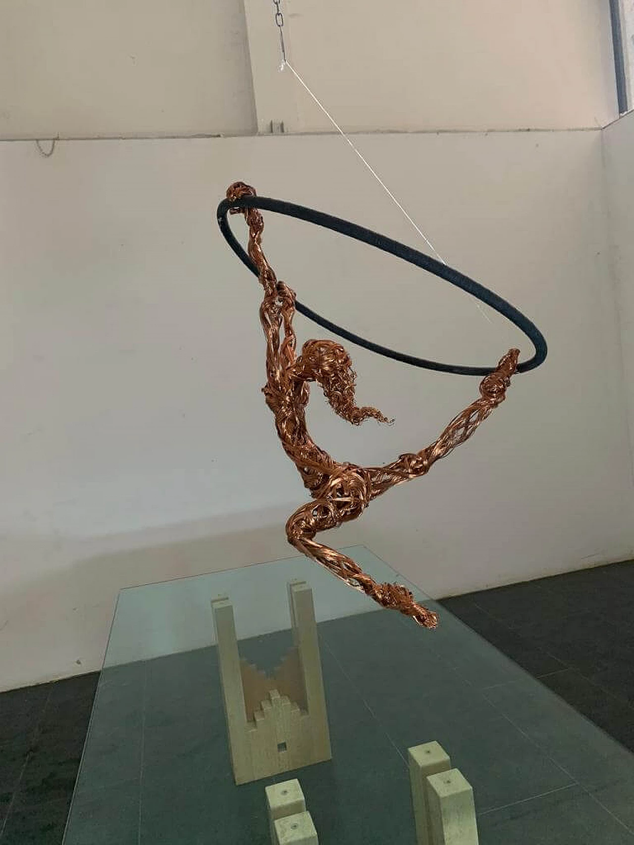 Maria Vittoria Urbinati, acrobat woman, copper wire sculpture, 2010 7