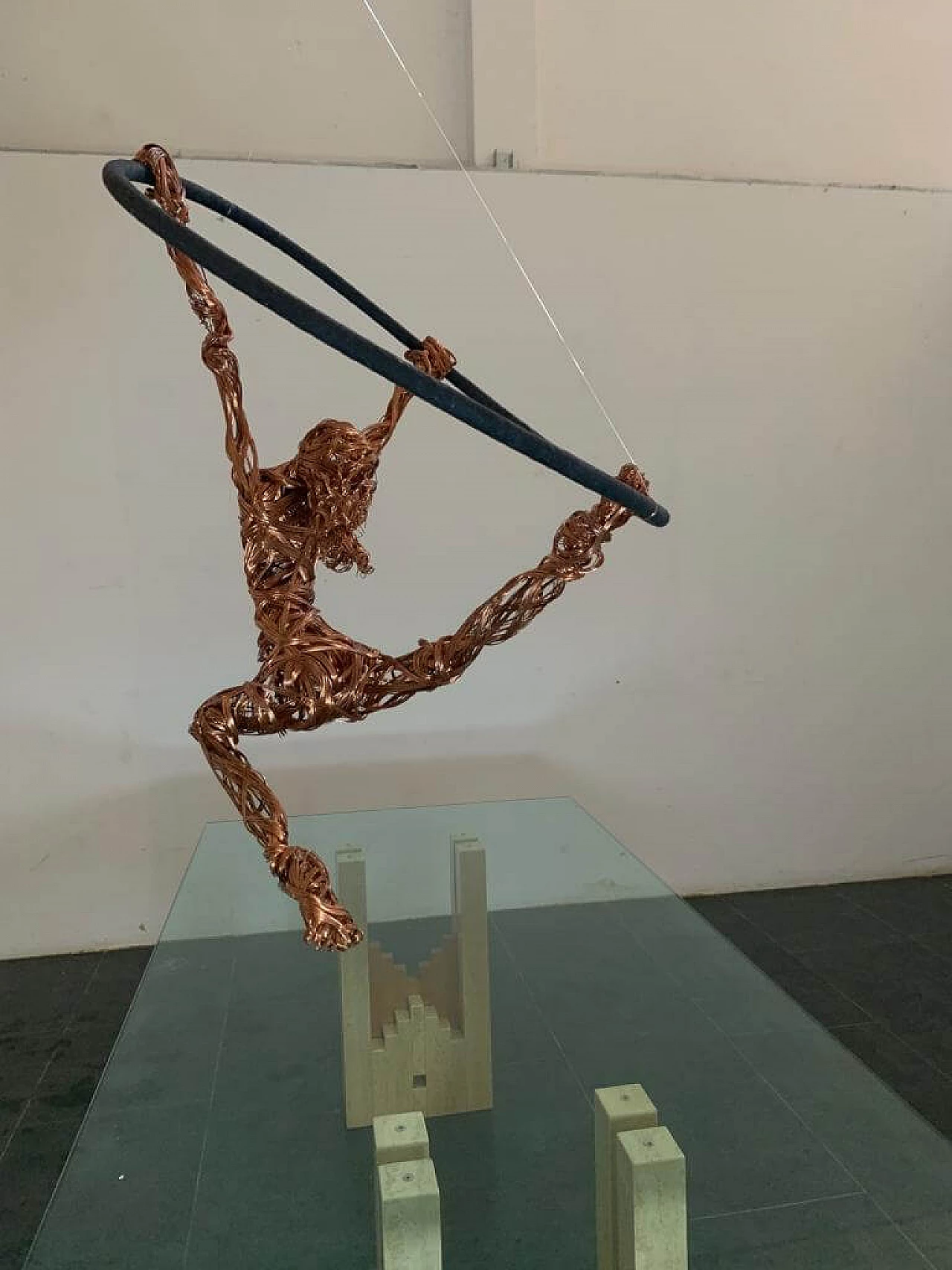 Maria Vittoria Urbinati, acrobat woman, copper wire sculpture, 2010 8