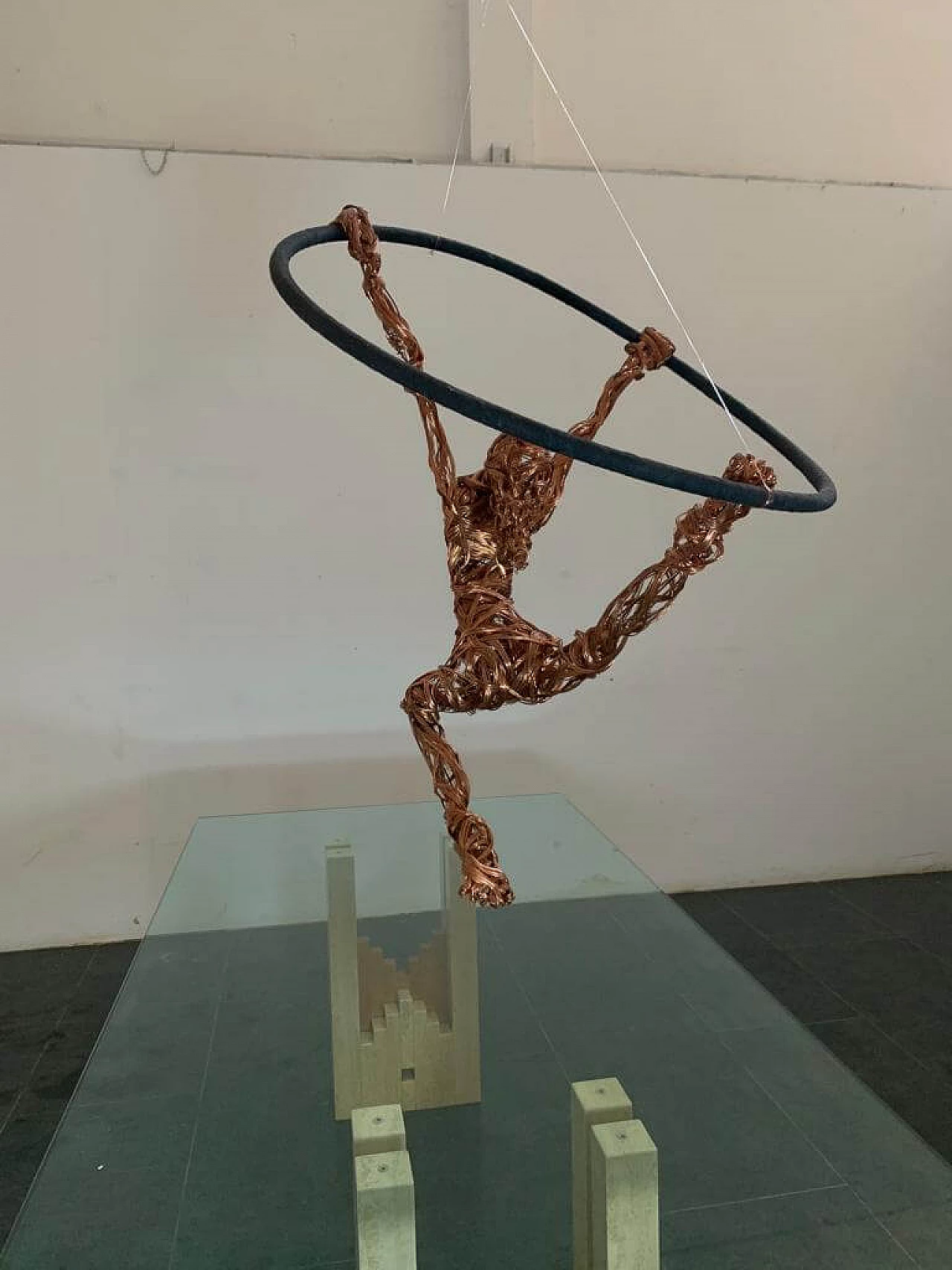 Maria Vittoria Urbinati, acrobat woman, copper wire sculpture, 2010 9