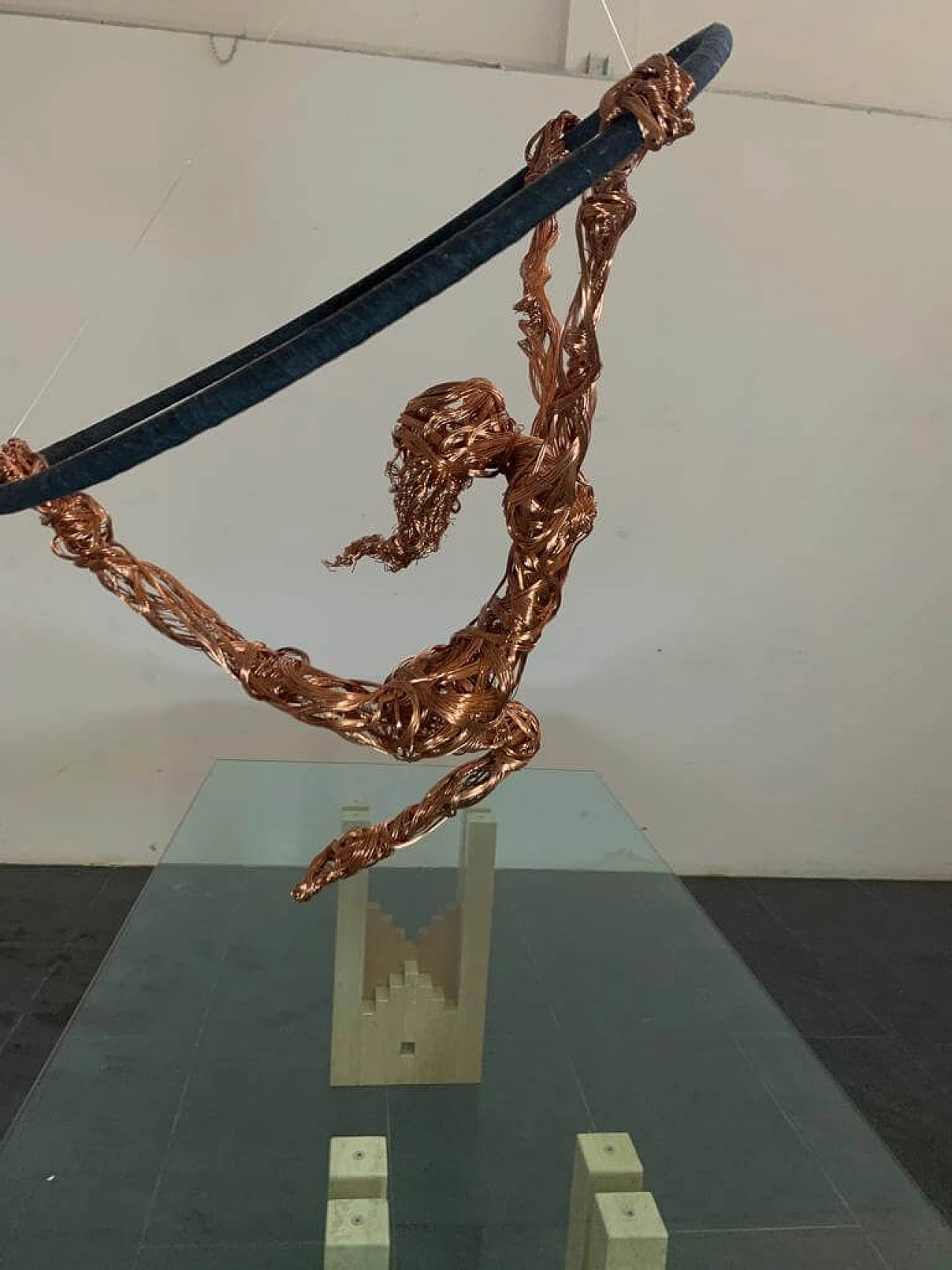 Maria Vittoria Urbinati, acrobat woman, copper wire sculpture, 2010 10