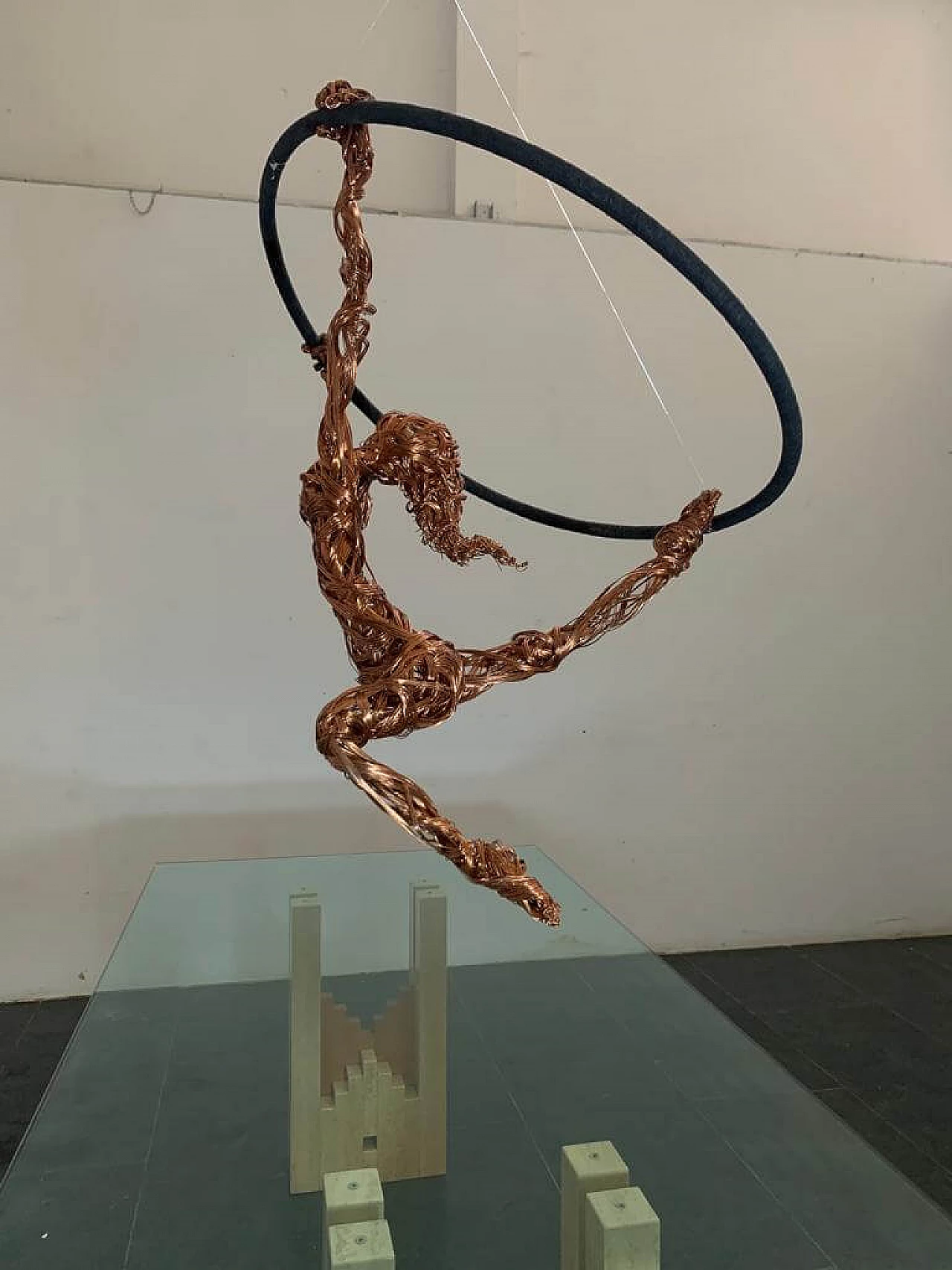 Maria Vittoria Urbinati, donna acrobata, scultura in filo di rame, 2010 11