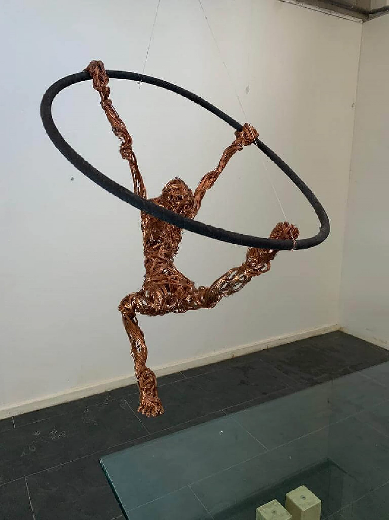 Maria Vittoria Urbinati, donna acrobata, scultura in filo di rame, 2010 12