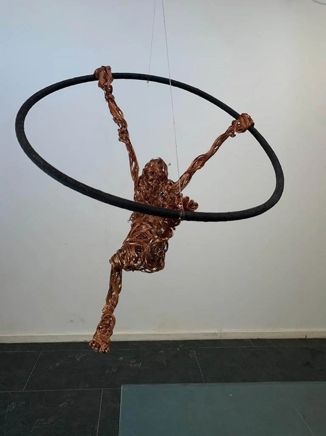 Maria Vittoria Urbinati, donna acrobata, scultura in filo di rame, 2010 13