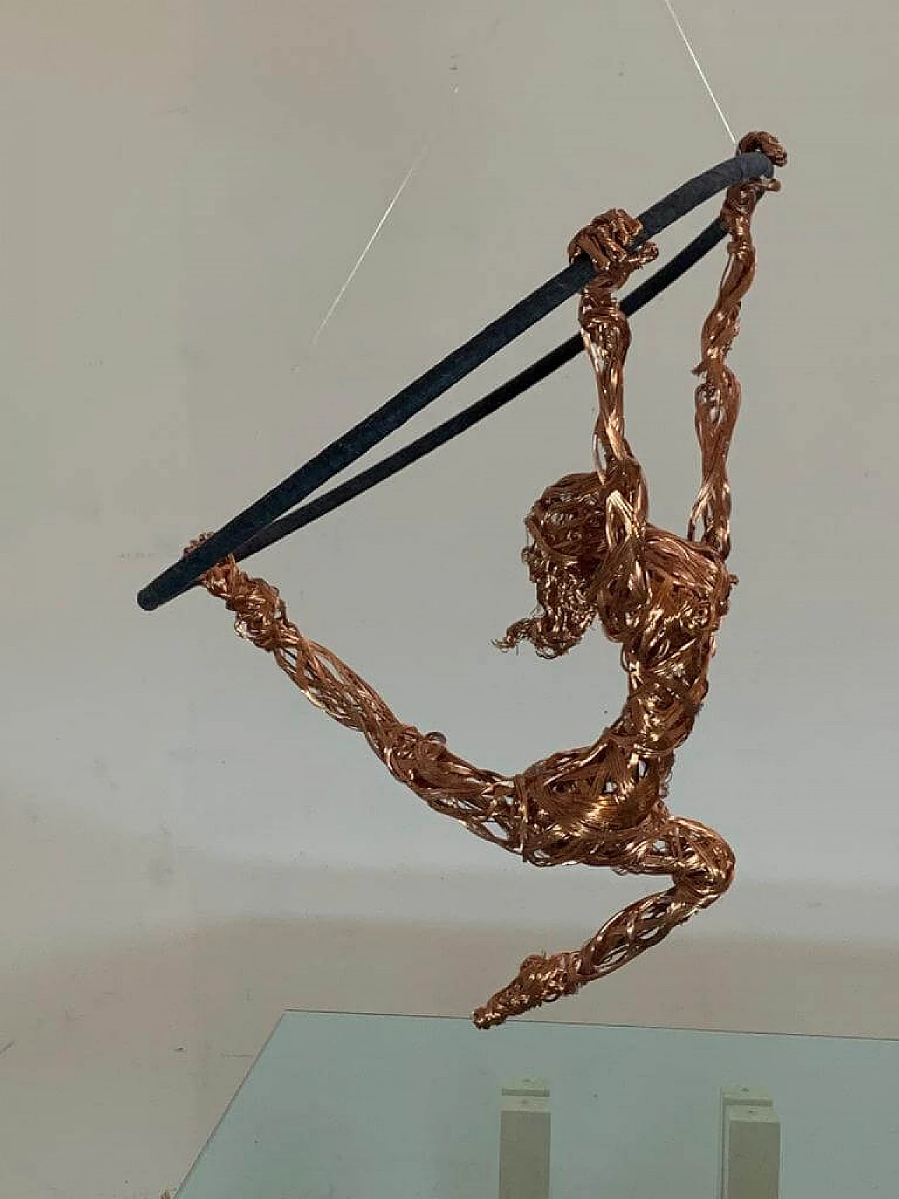 Maria Vittoria Urbinati, donna acrobata, scultura in filo di rame, 2010 16