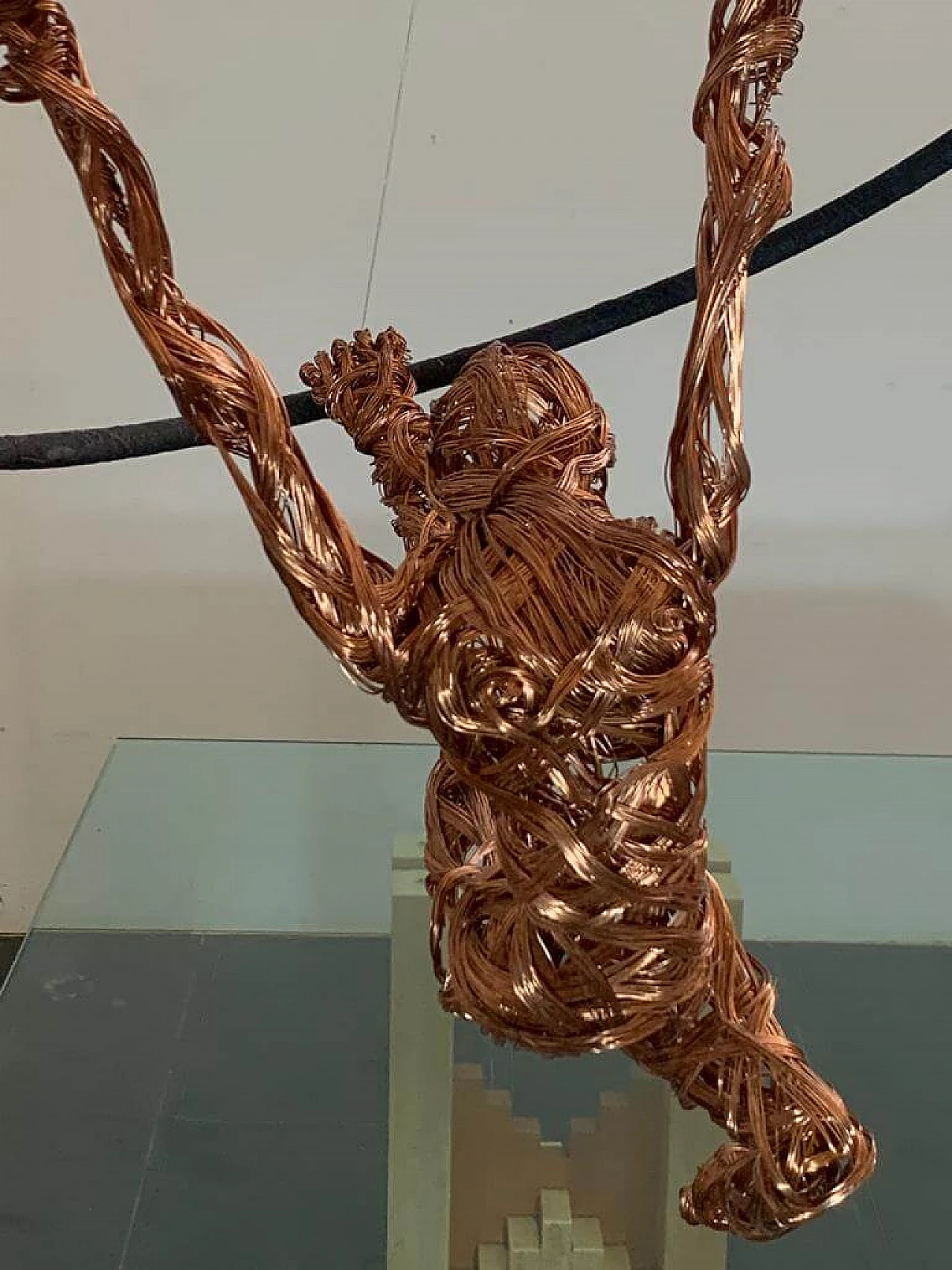 Maria Vittoria Urbinati, acrobat woman, copper wire sculpture, 2010 18