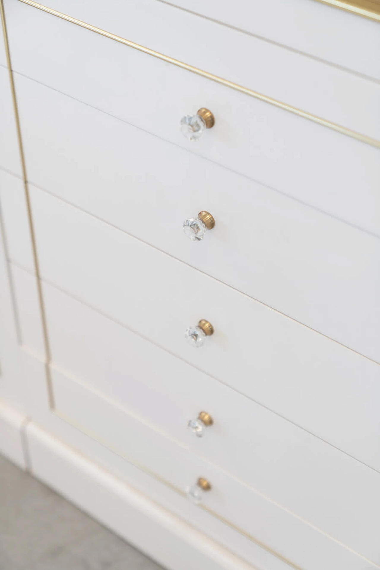 Credenza componibile con vetrina in legno e ottone attribuita a Mario Sabot, anni '70 11