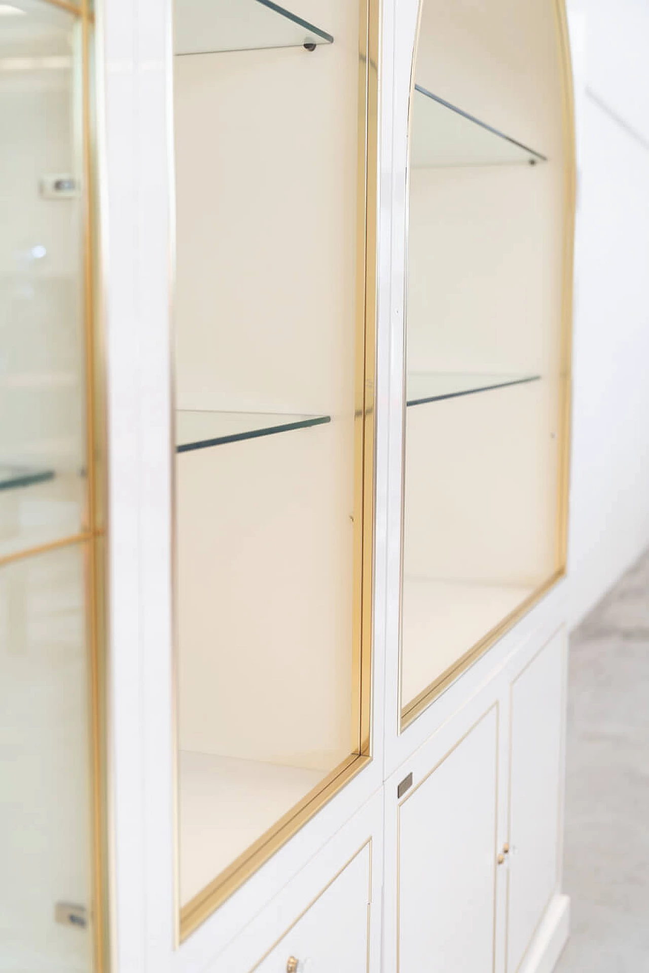 Credenza componibile con vetrina in legno e ottone attribuita a Mario Sabot, anni '70 17