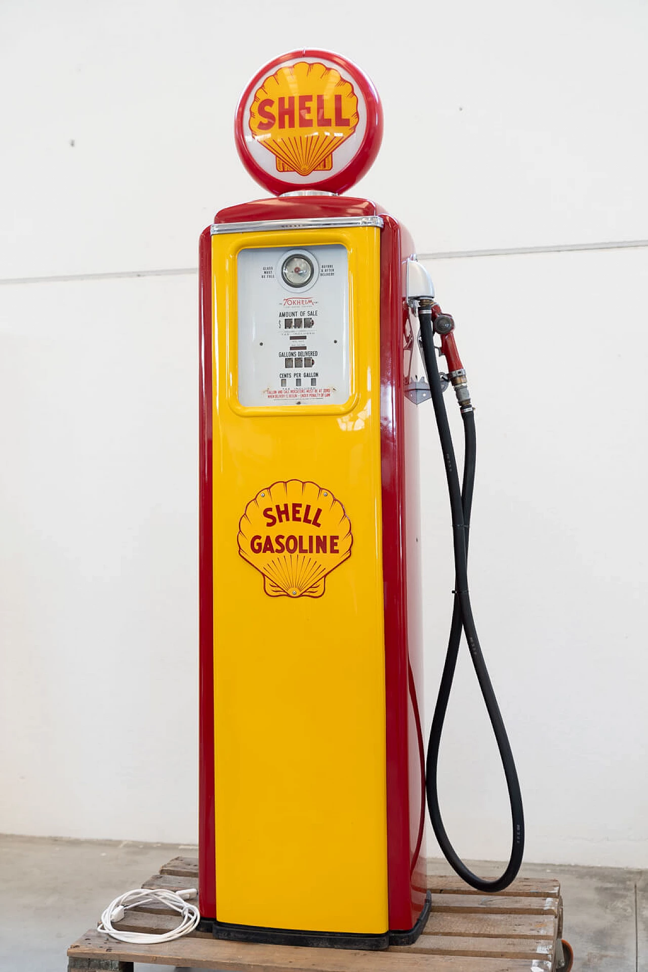Shell petrol dispenser, 1950s 11