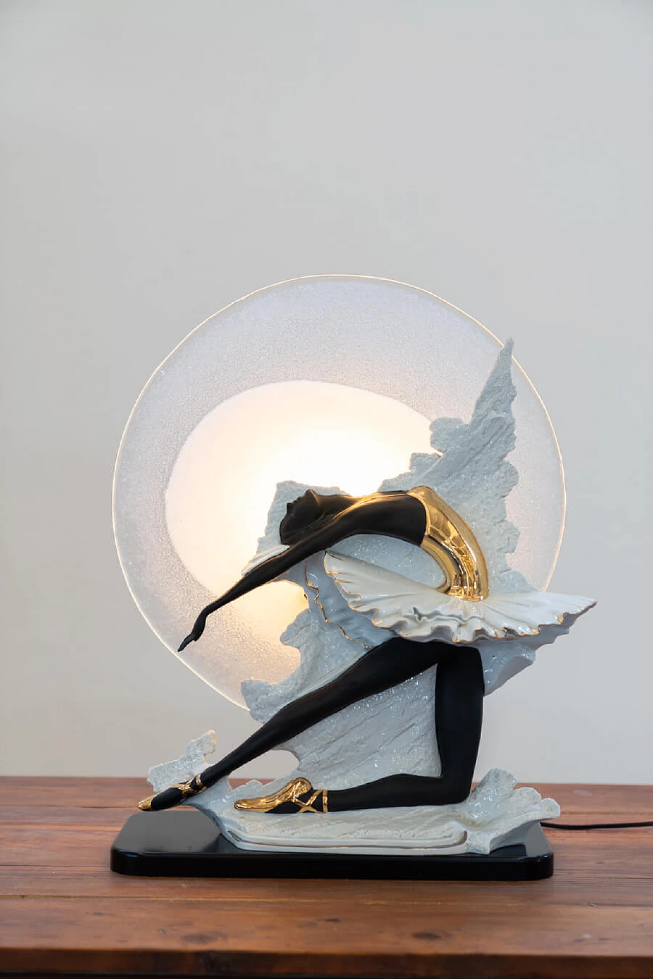Lampada da tavolo in vetro e porcellana con ballerina di Carpiè, anni '70 1