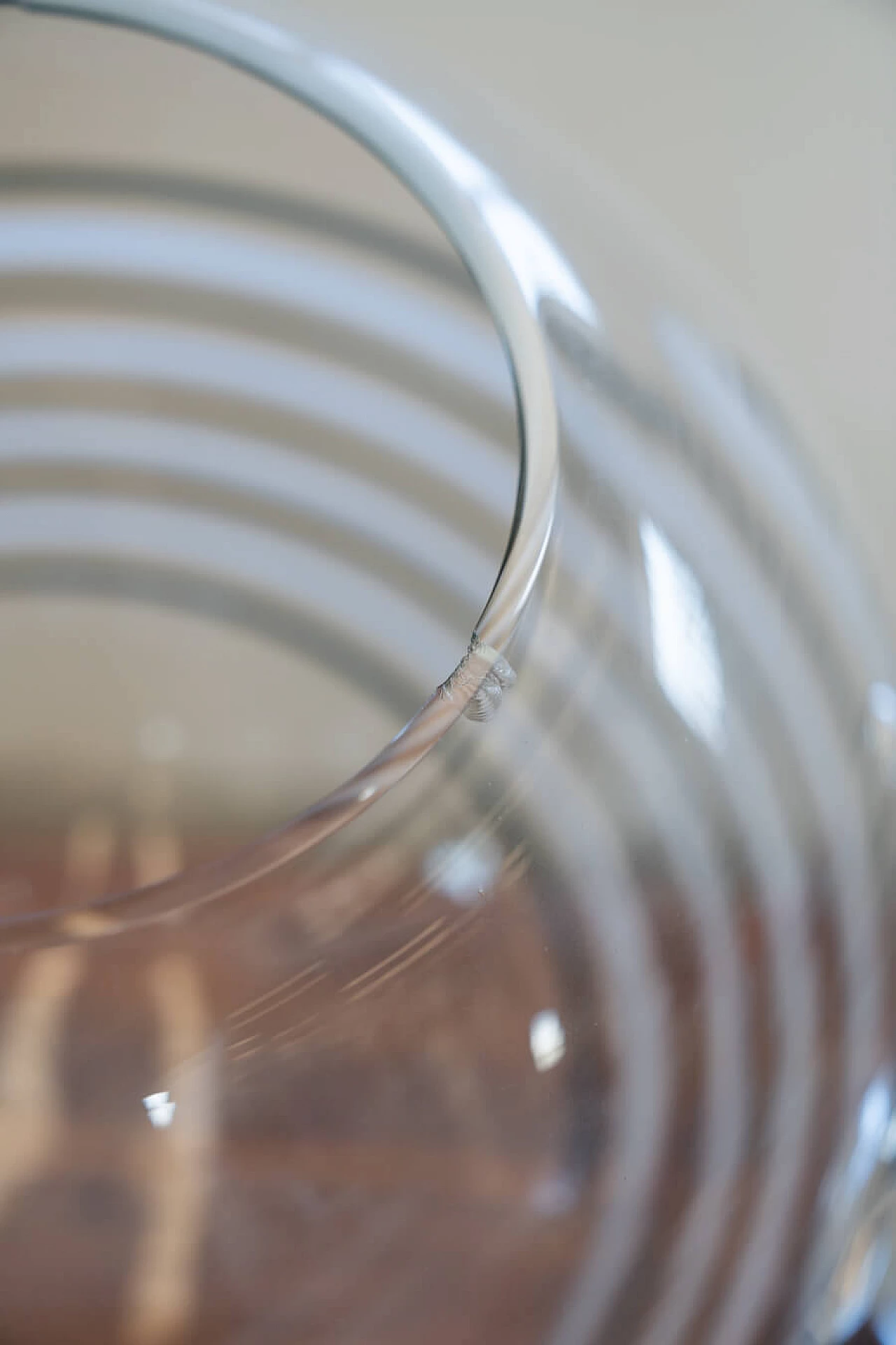 Lampada da tavolo in metallo cromato e vetro di Gino Vistosi, anni '70 10