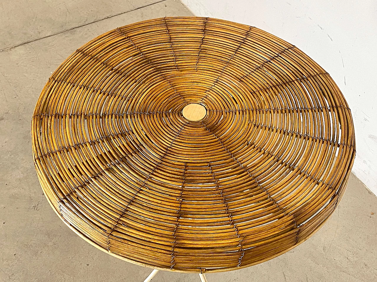 Tavolino in ferro battuto bianco e giunco, anni '70 5