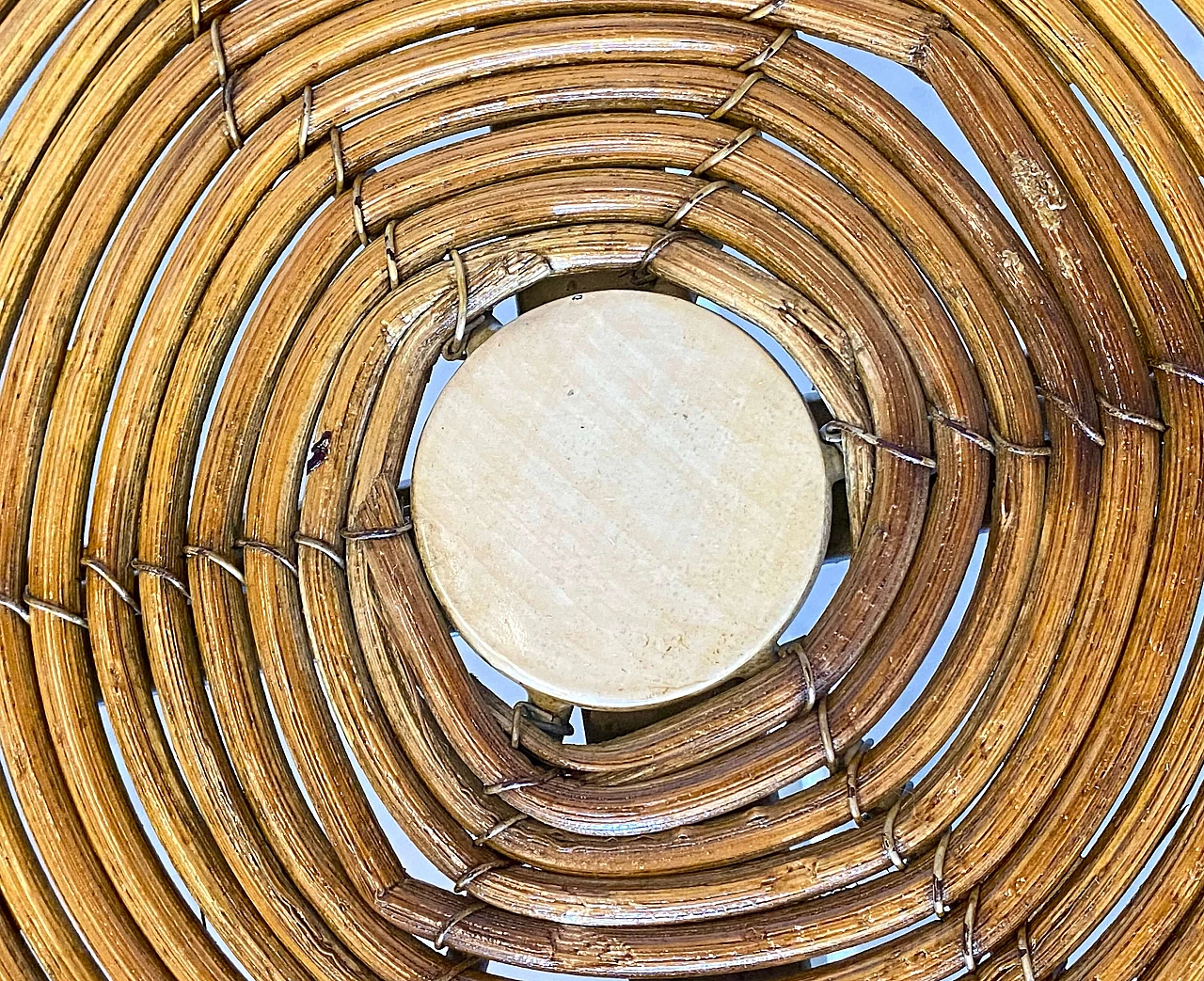 Tavolino in ferro battuto bianco e giunco, anni '70 6