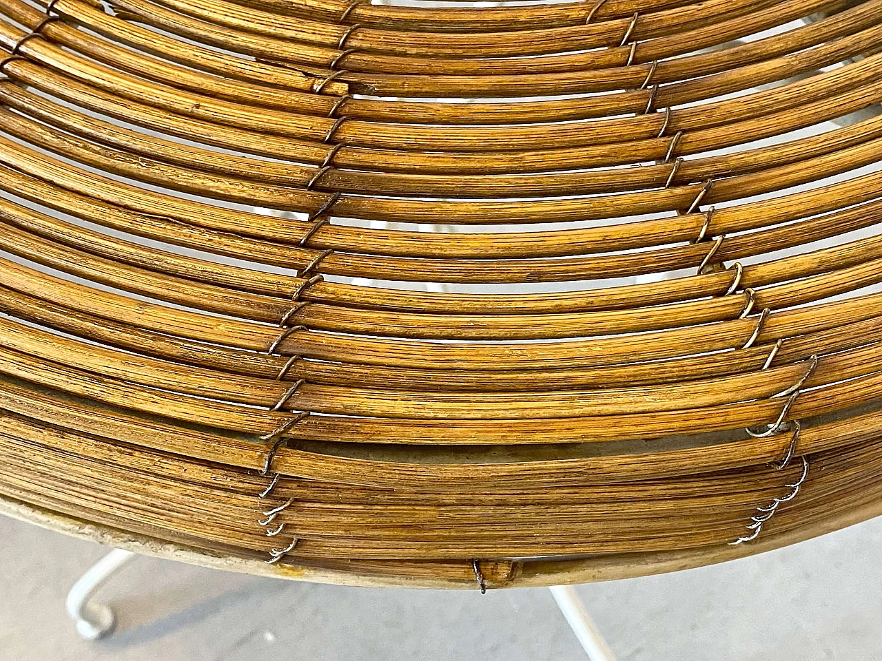 Tavolino in ferro battuto bianco e giunco, anni '70 7