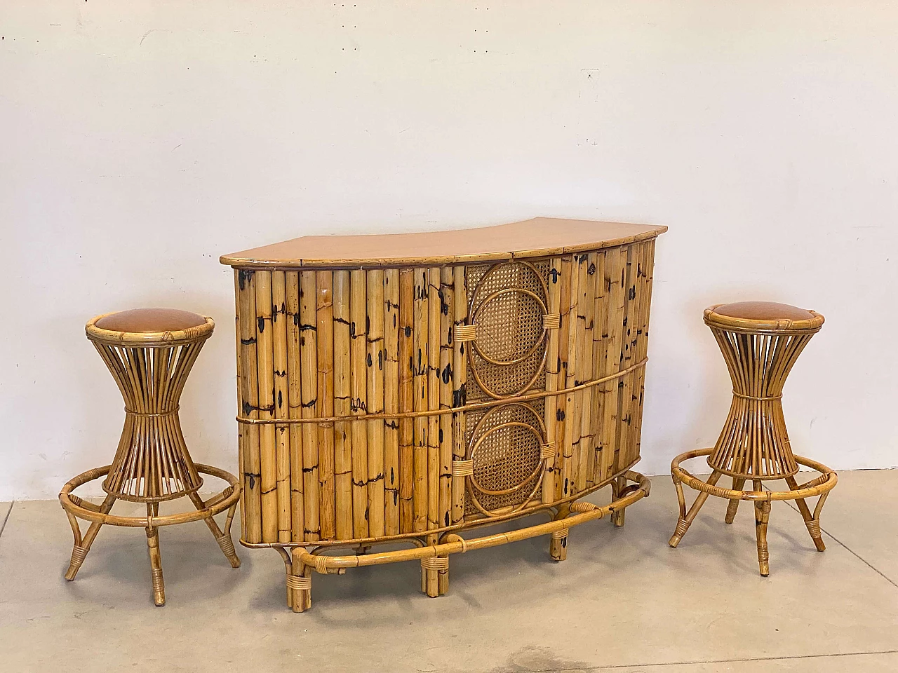 Reed and bamboo bar cabinet and pair of stools, 1970s 2