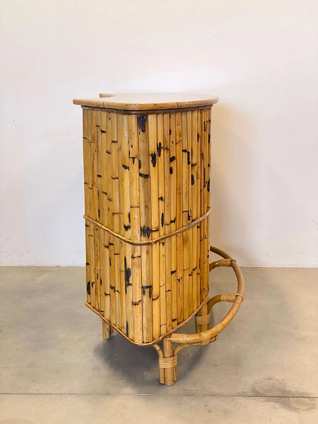 Reed and bamboo bar cabinet and pair of stools, 1970s 8