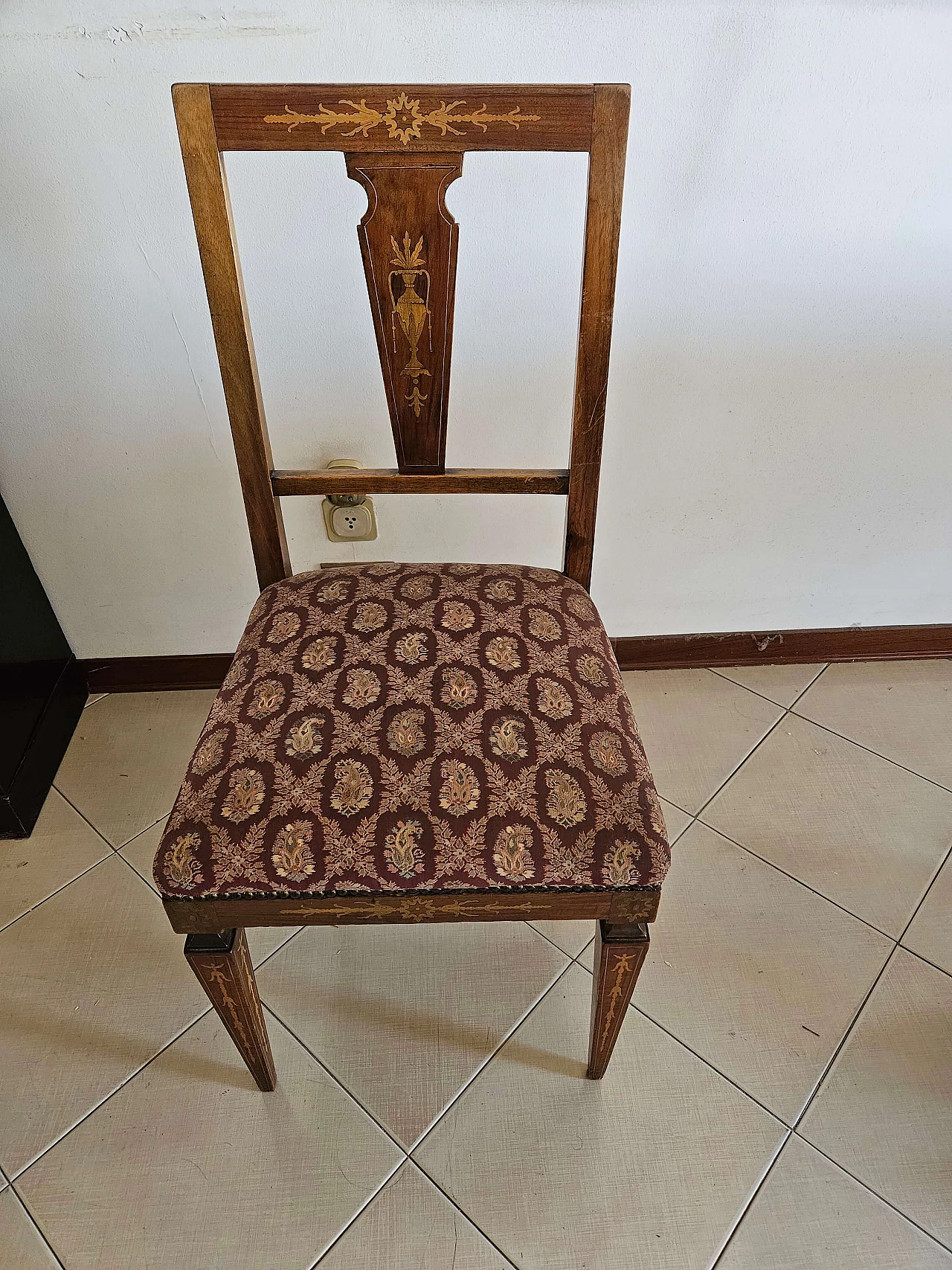 8 Chairs and extending walnut table with fine inlays, 1940s 29