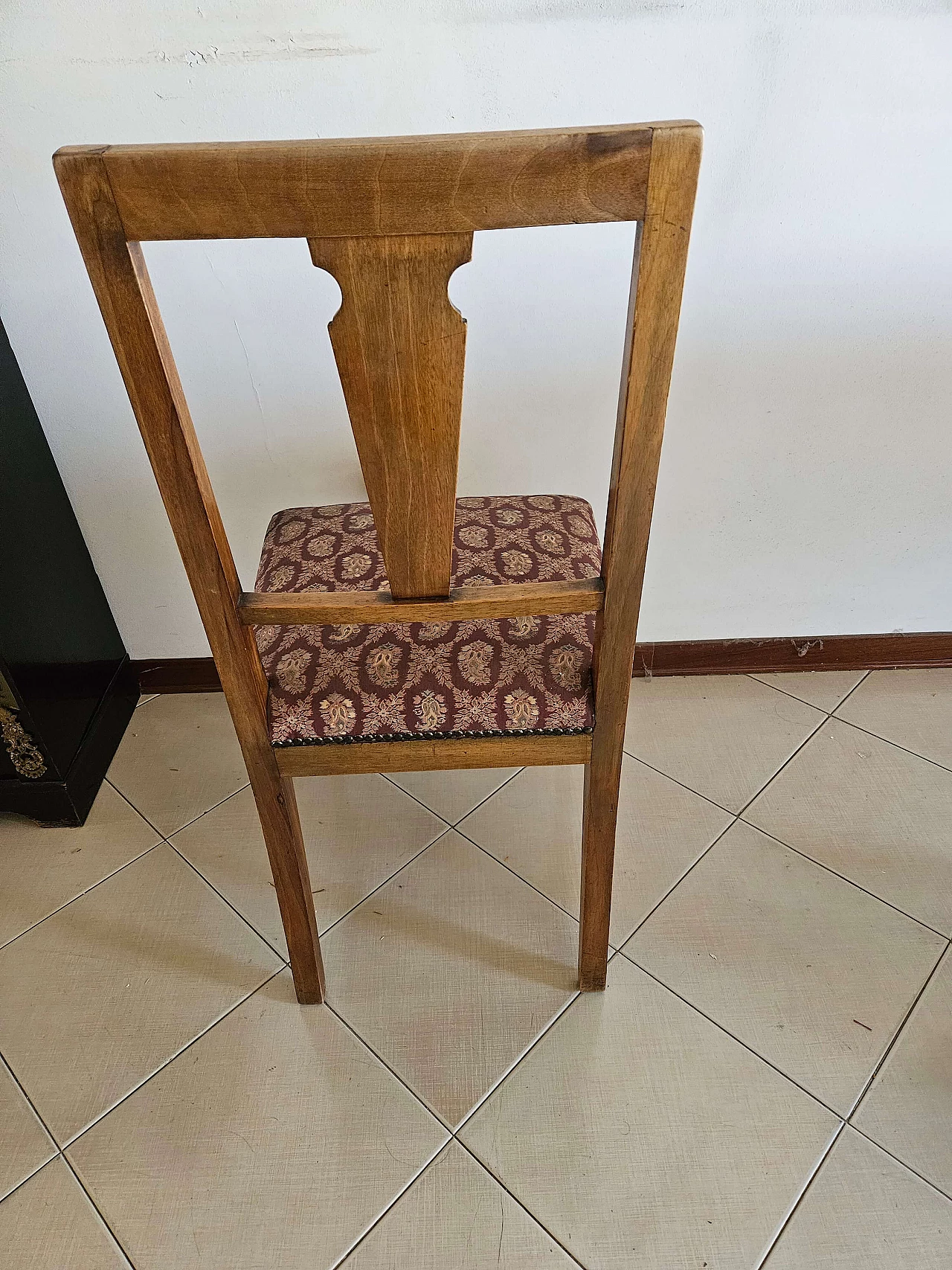 8 Chairs and extending walnut table with fine inlays, 1940s 30