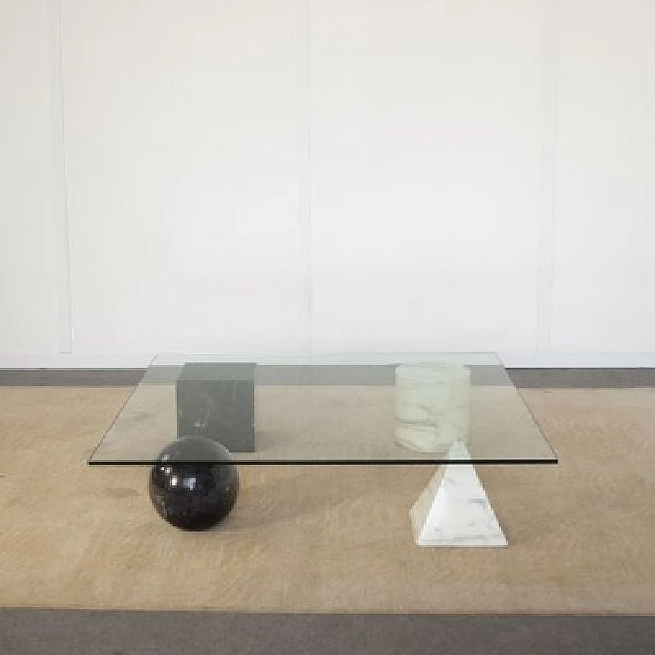 Tavolino Metafora in vetro con piedi a forme geometrica in marmo di Carrara di Casigliani per Gianni Vignelli, anni '80 1