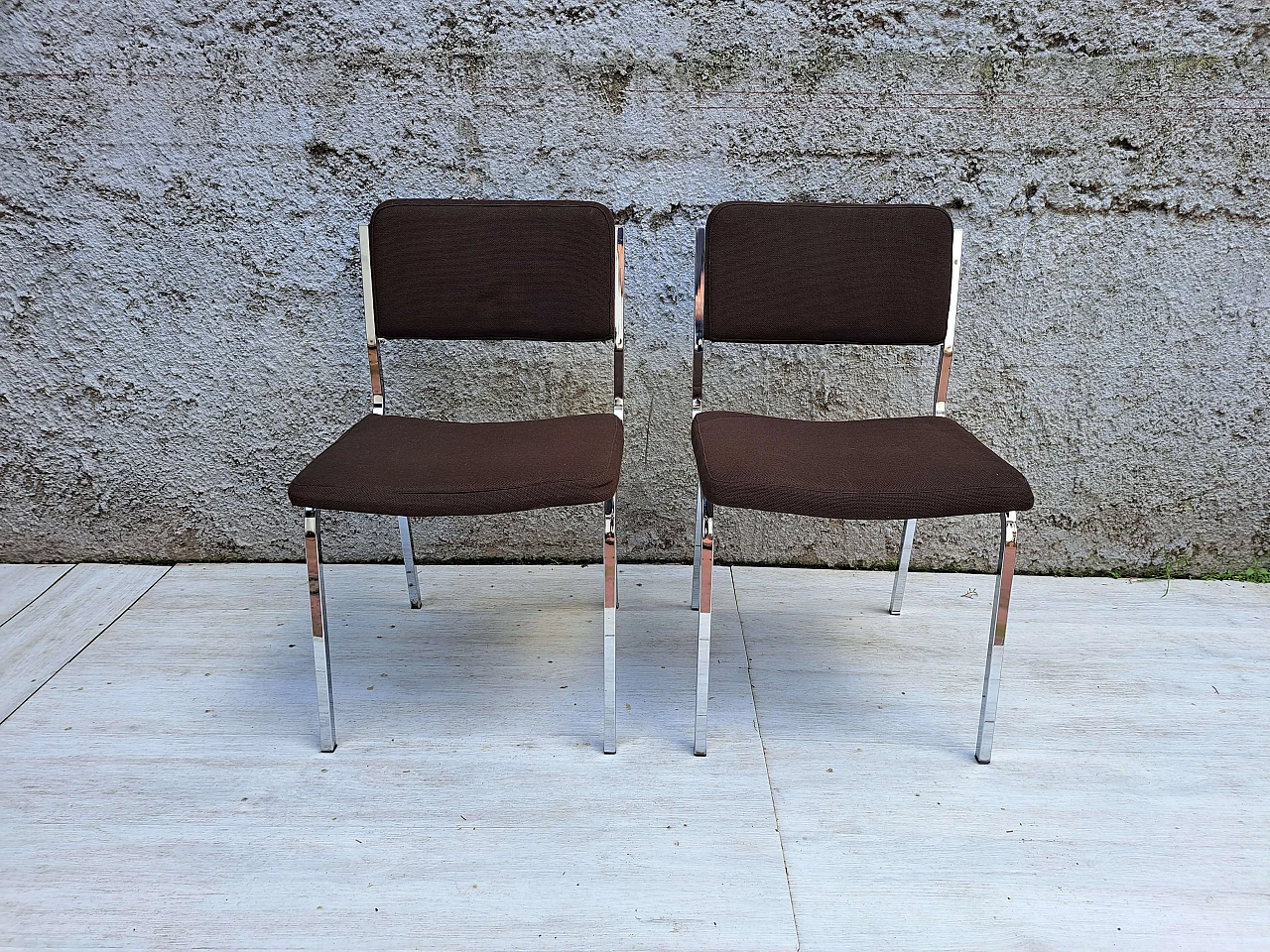 Coppia di sedie imbottite con struttura in metallo cromato, anni '90 1