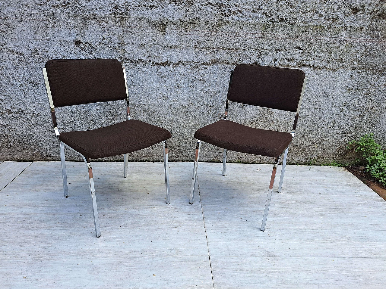 Coppia di sedie imbottite con struttura in metallo cromato, anni '90 2