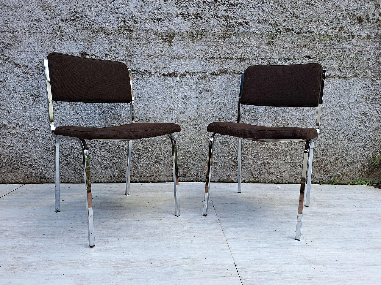 Coppia di sedie imbottite con struttura in metallo cromato, anni '90 3