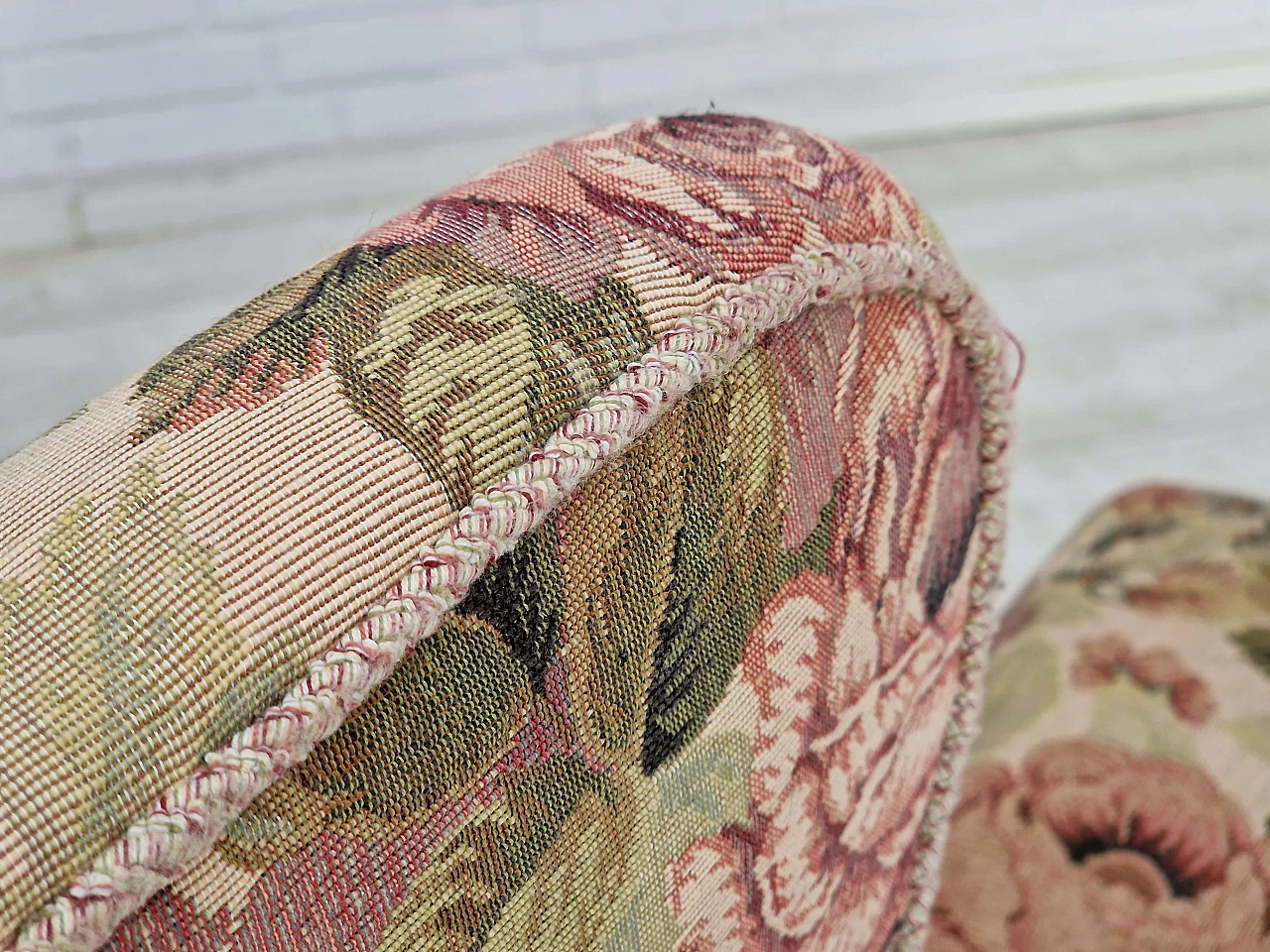 Poltrona danese in fantasia a fiori con gambe in quercia, anni '50 7