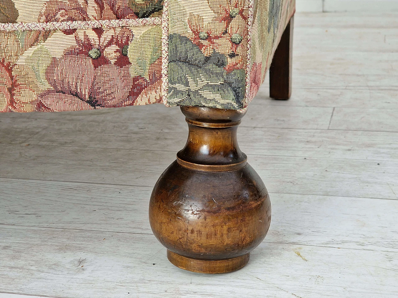 Poltrona danese in fantasia a fiori con gambe in quercia, anni '50 13