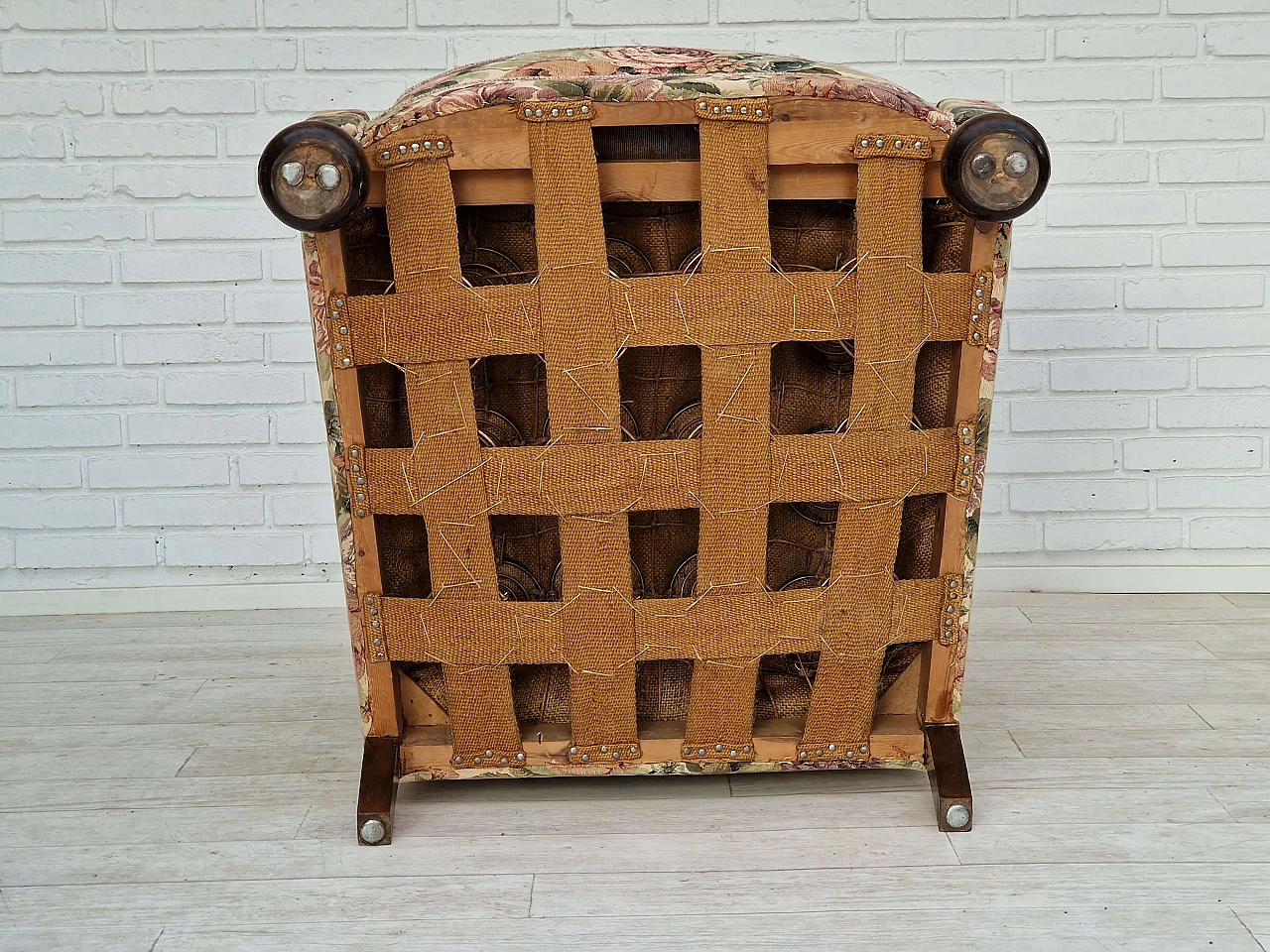 Poltrona danese in fantasia a fiori con gambe in quercia, anni '50 14