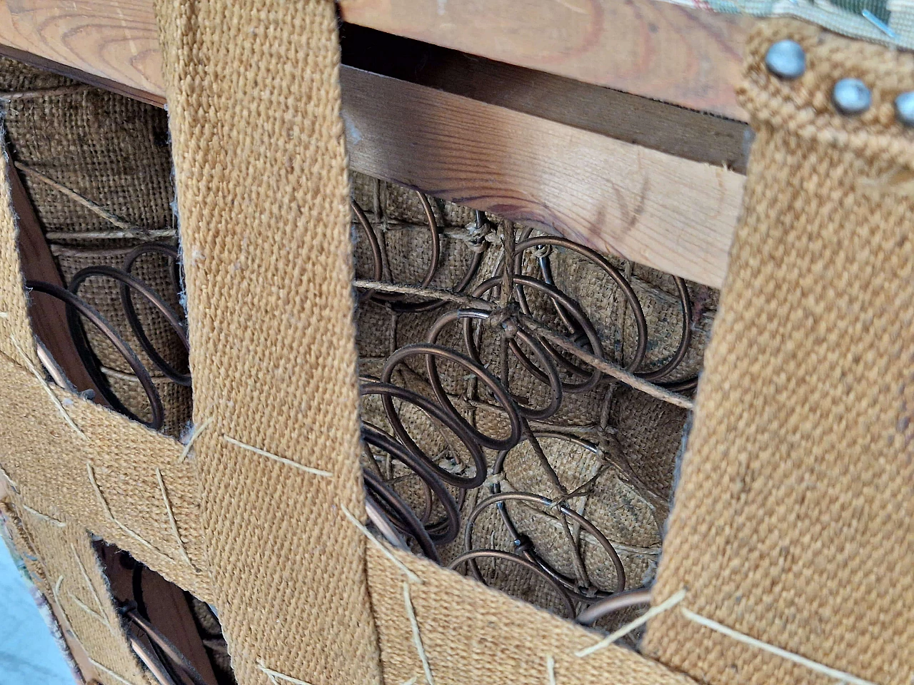 Poltrona danese in fantasia a fiori con gambe in quercia, anni '50 15