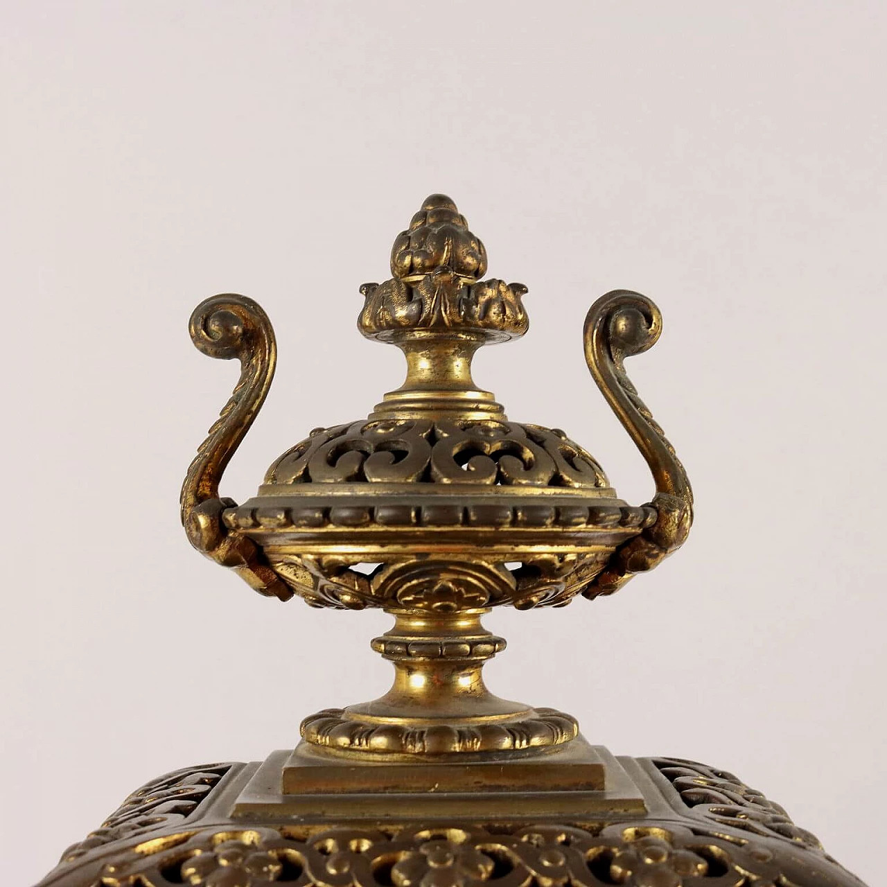 Orologio da tavolo Eclettico in bronzo dorato e traforato, fine '800 3