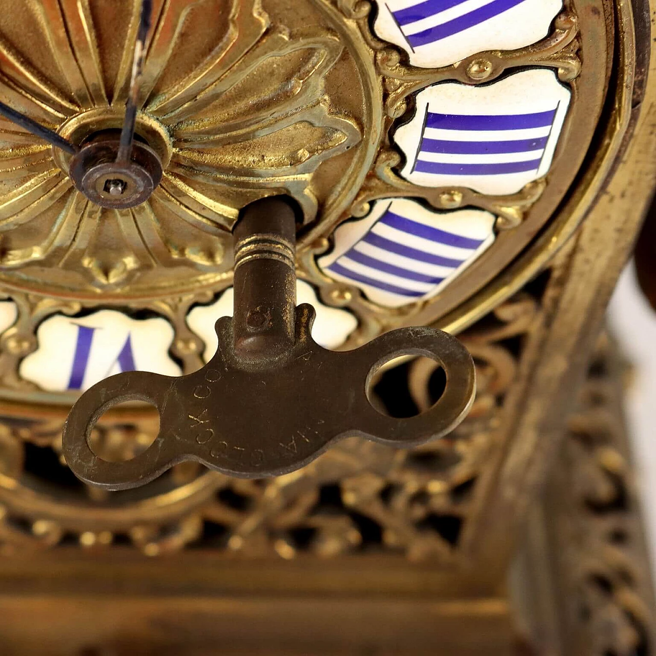 Eclectic gilded and openwork bronze table clock, late 19th century 6