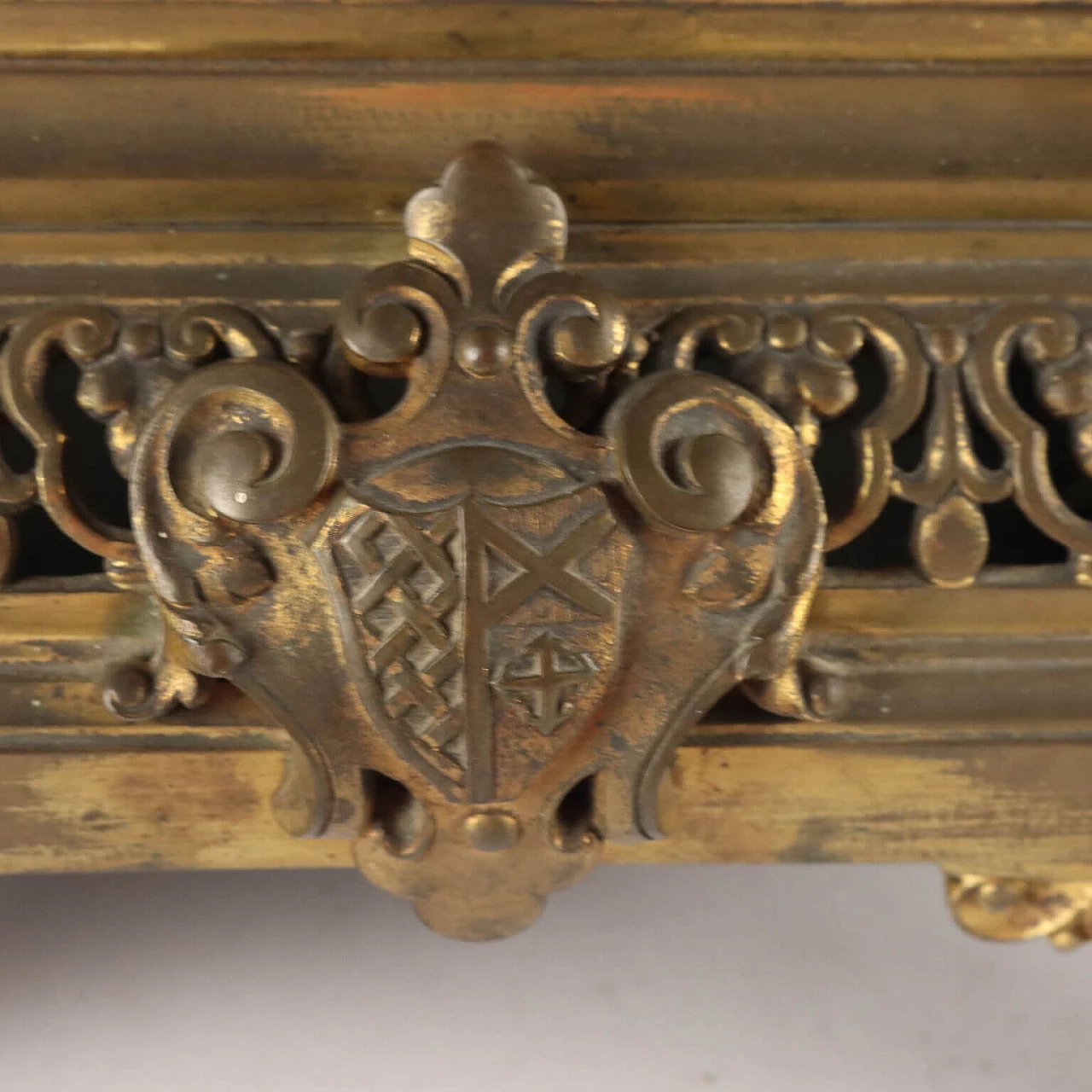 Orologio da tavolo Eclettico in bronzo dorato e traforato, fine '800 7