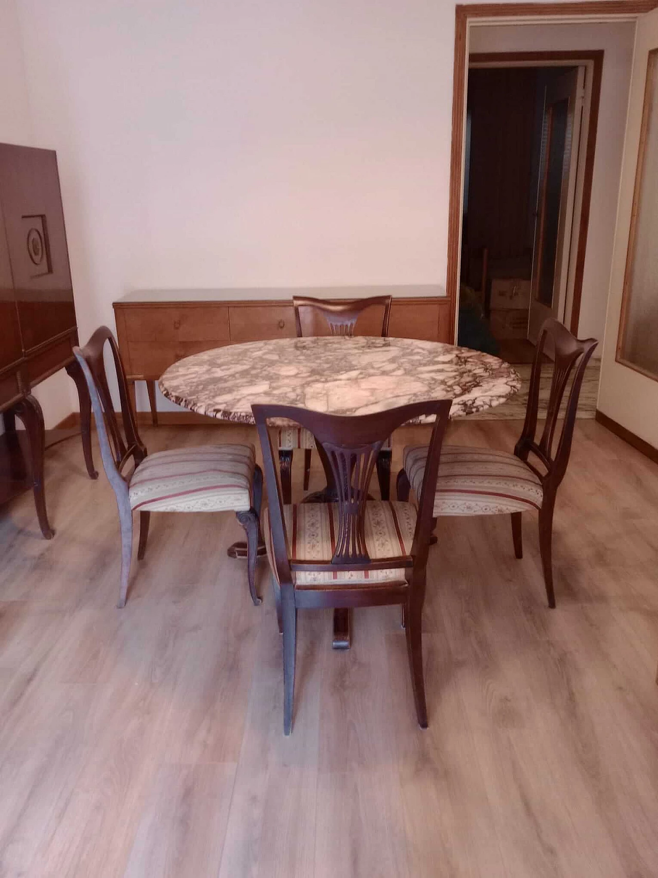 4 Sedie e tavolo rotondo in mogano e marmo Calacatta viola di Fratelli Barni Mobili d’Arte Seveso, anni '50 1