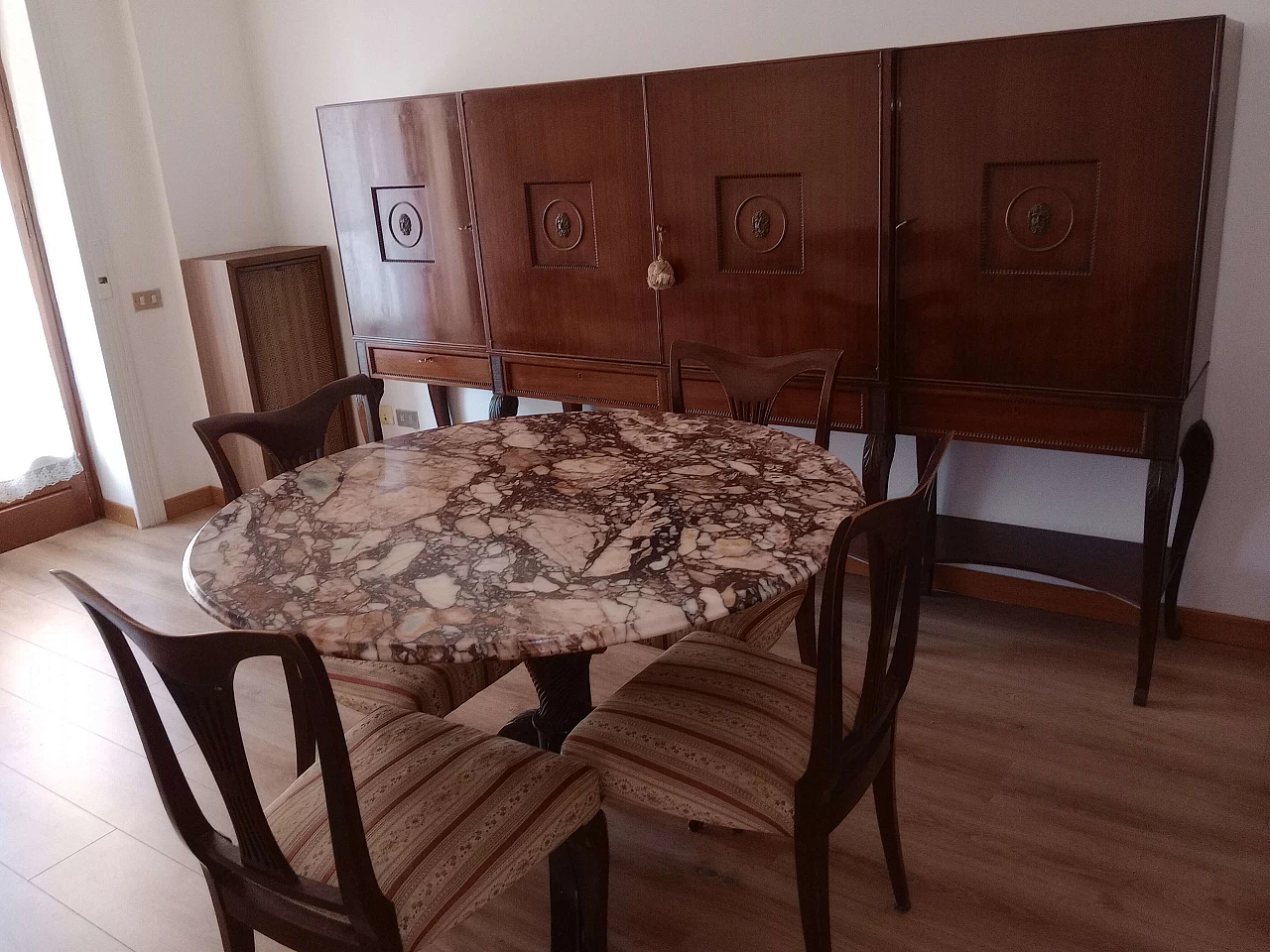 4 Sedie e tavolo rotondo in mogano e marmo Calacatta viola di Fratelli Barni Mobili d’Arte Seveso, anni '50 2