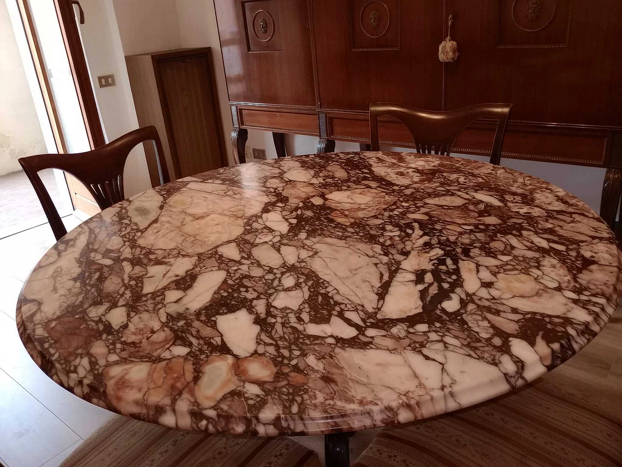4 Sedie e tavolo rotondo in mogano e marmo Calacatta viola di Fratelli Barni Mobili d’Arte Seveso, anni '50 3