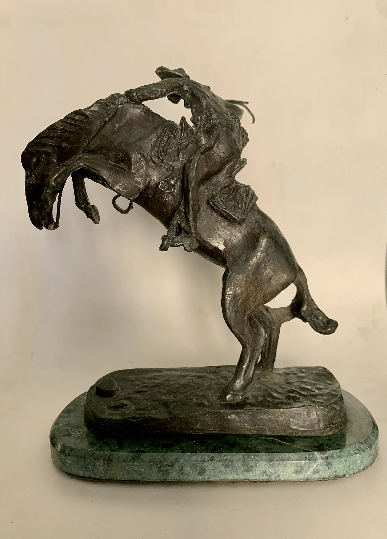 Frederic Remington, Bronco Buster, scultura in bronzo 3