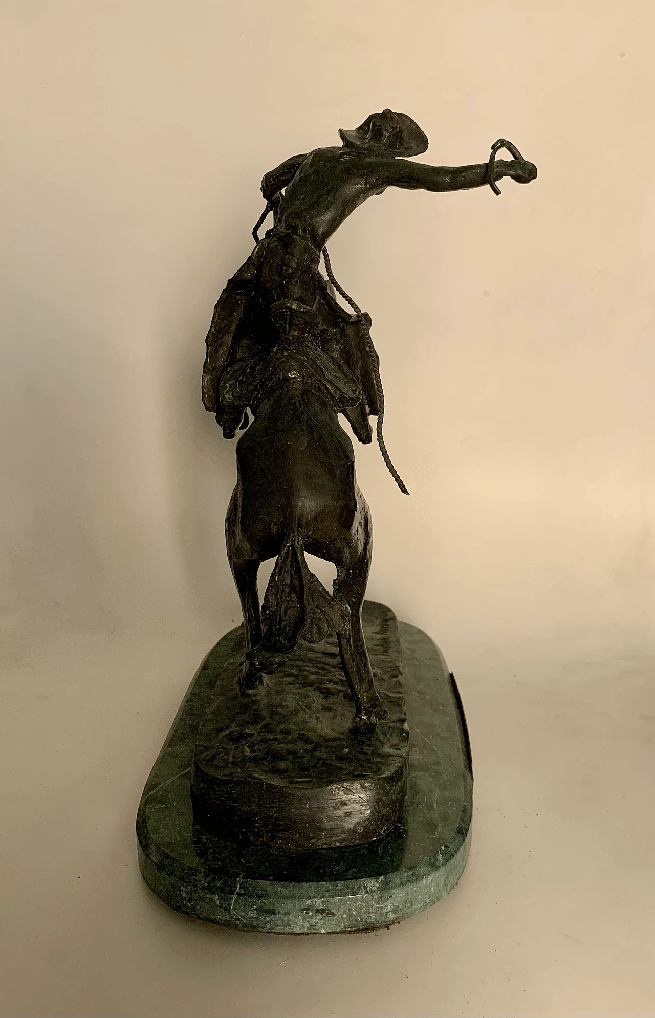 Frederic Remington, Bronco Buster, scultura in bronzo 4