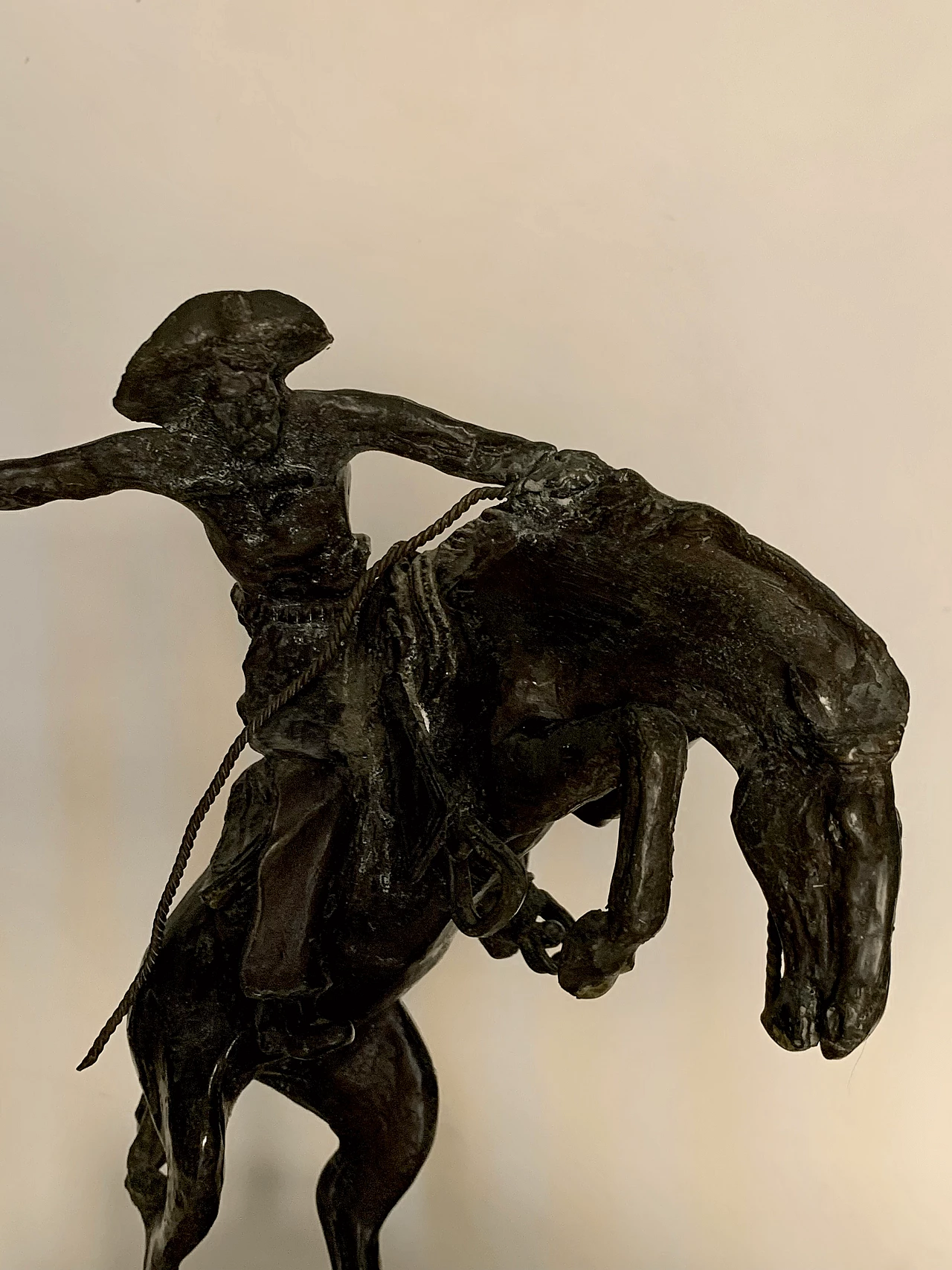 Frederic Remington, Bronco Buster, scultura in bronzo 8