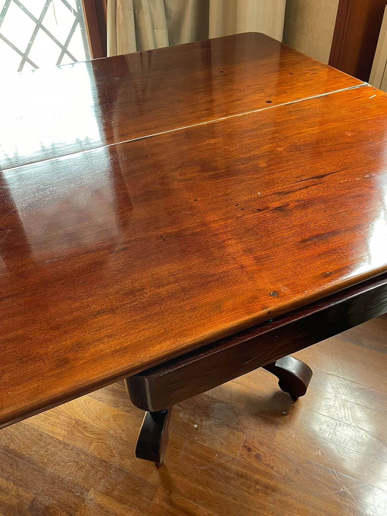 Tavolo Guglielmo IV in mogano con piano girevole e scomparti, '800 1