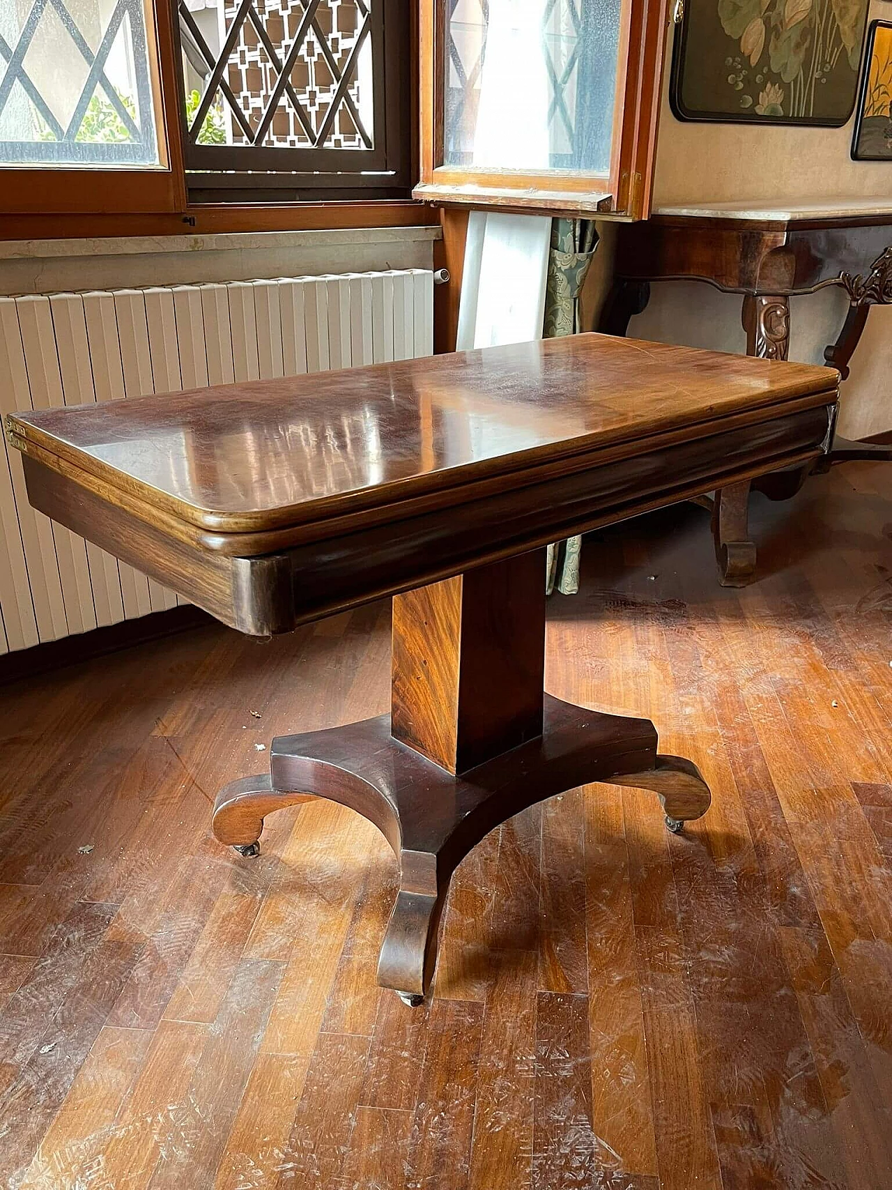 Tavolo Guglielmo IV in mogano con piano girevole e scomparti, '800 2