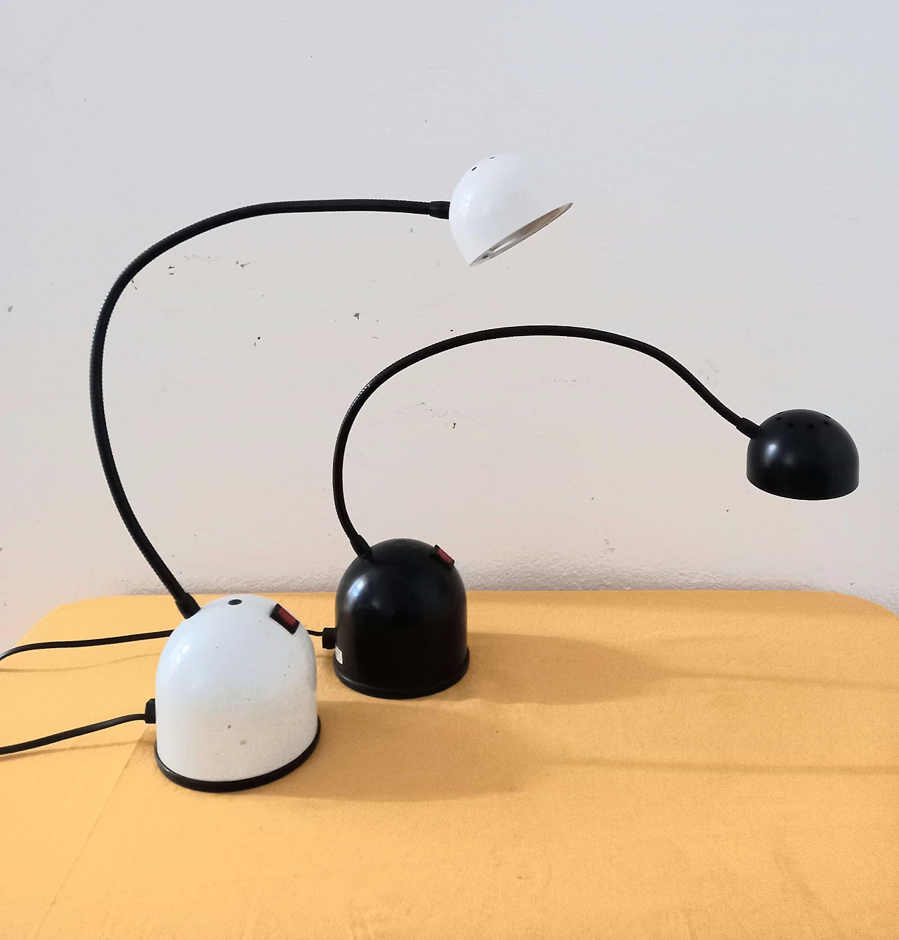 Coppia di lampade da tavolo snodabili in metallo verniciato, anni '80 1