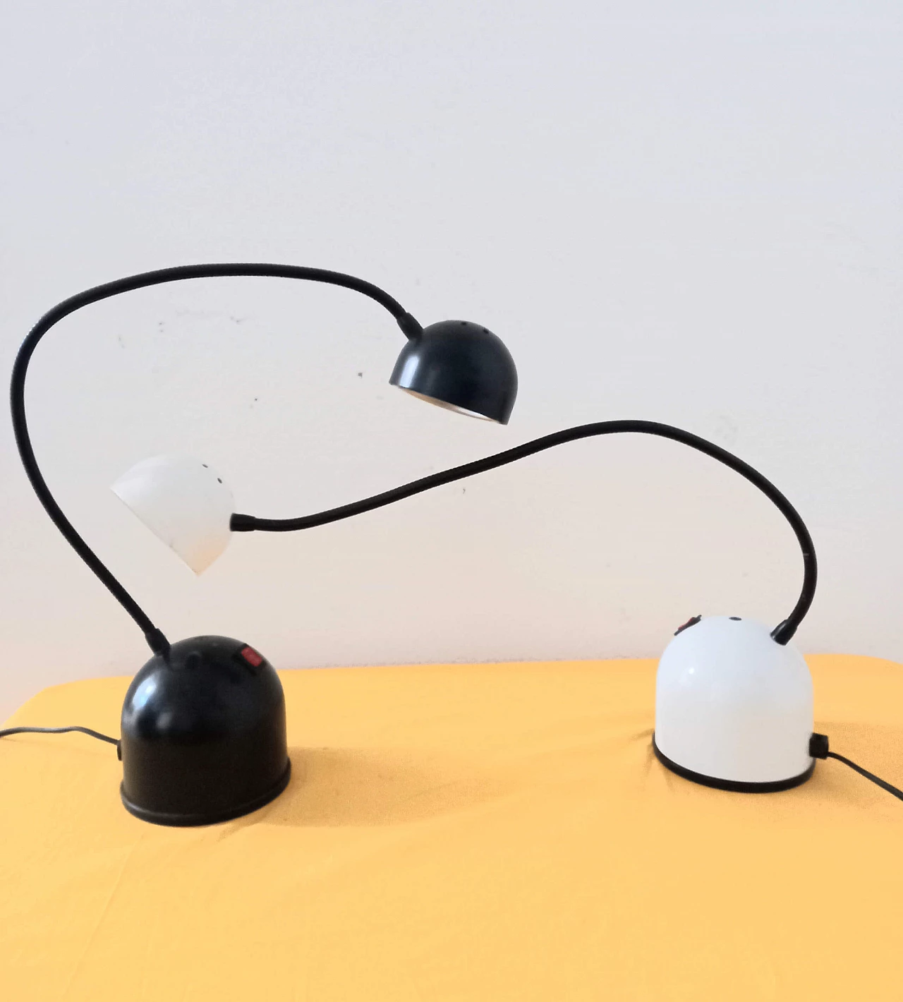 Coppia di lampade da tavolo snodabili in metallo verniciato, anni '80 2