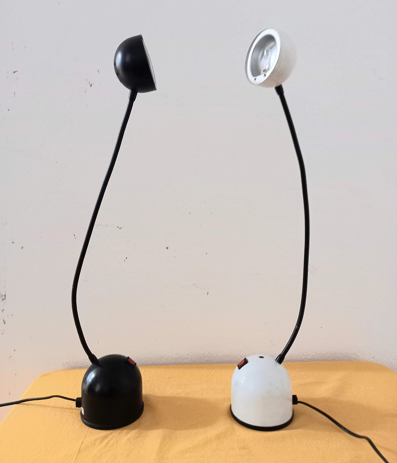 Coppia di lampade da tavolo snodabili in metallo verniciato, anni '80 3