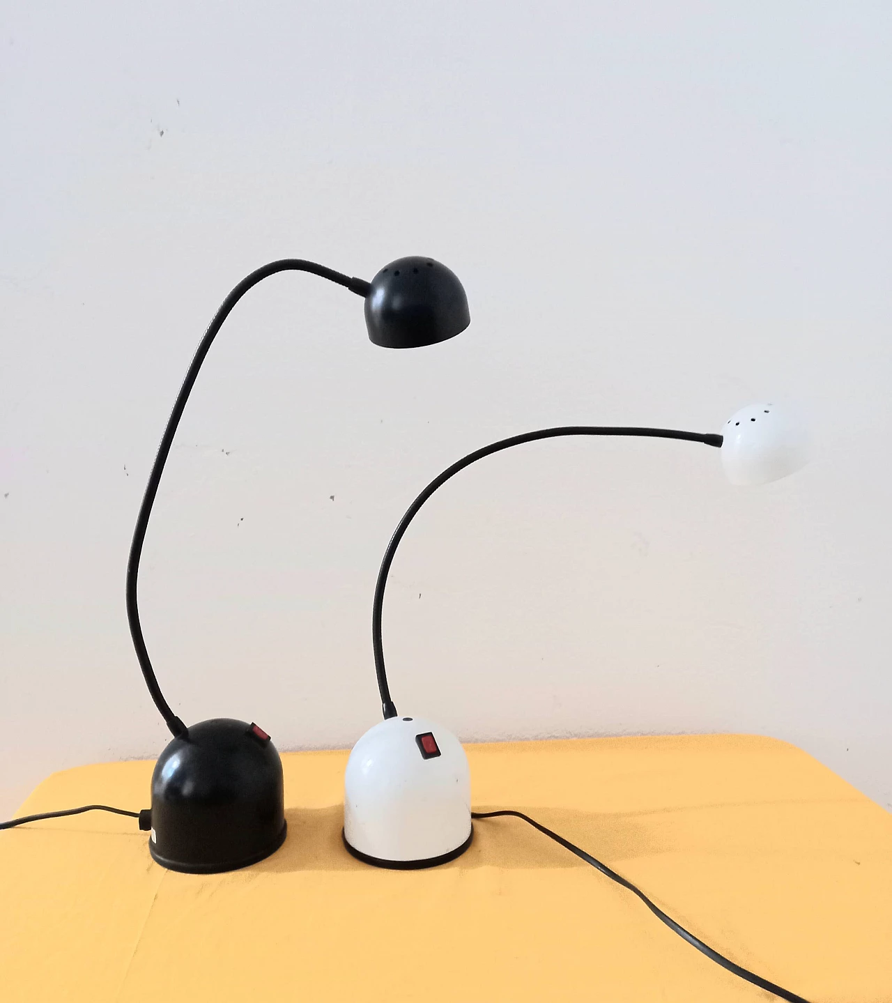 Coppia di lampade da tavolo snodabili in metallo verniciato, anni '80 4