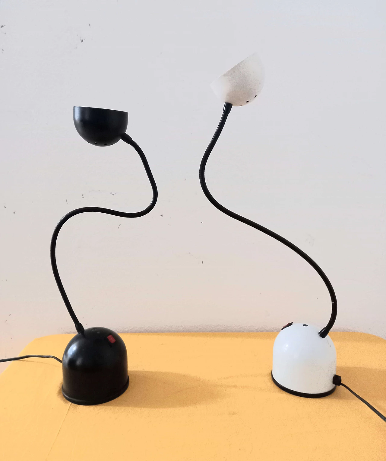Coppia di lampade da tavolo snodabili in metallo verniciato, anni '80 6