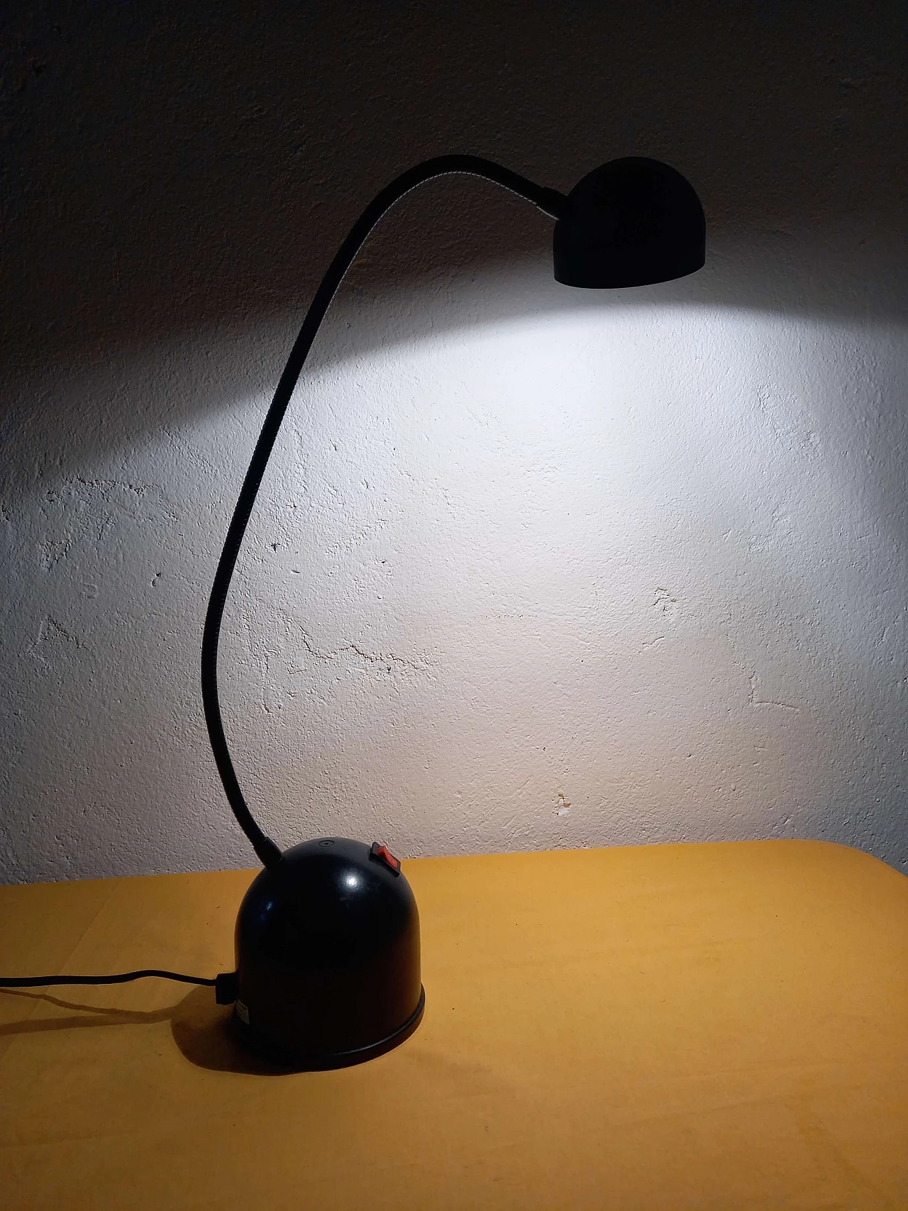 Coppia di lampade da tavolo snodabili in metallo verniciato, anni '80 9