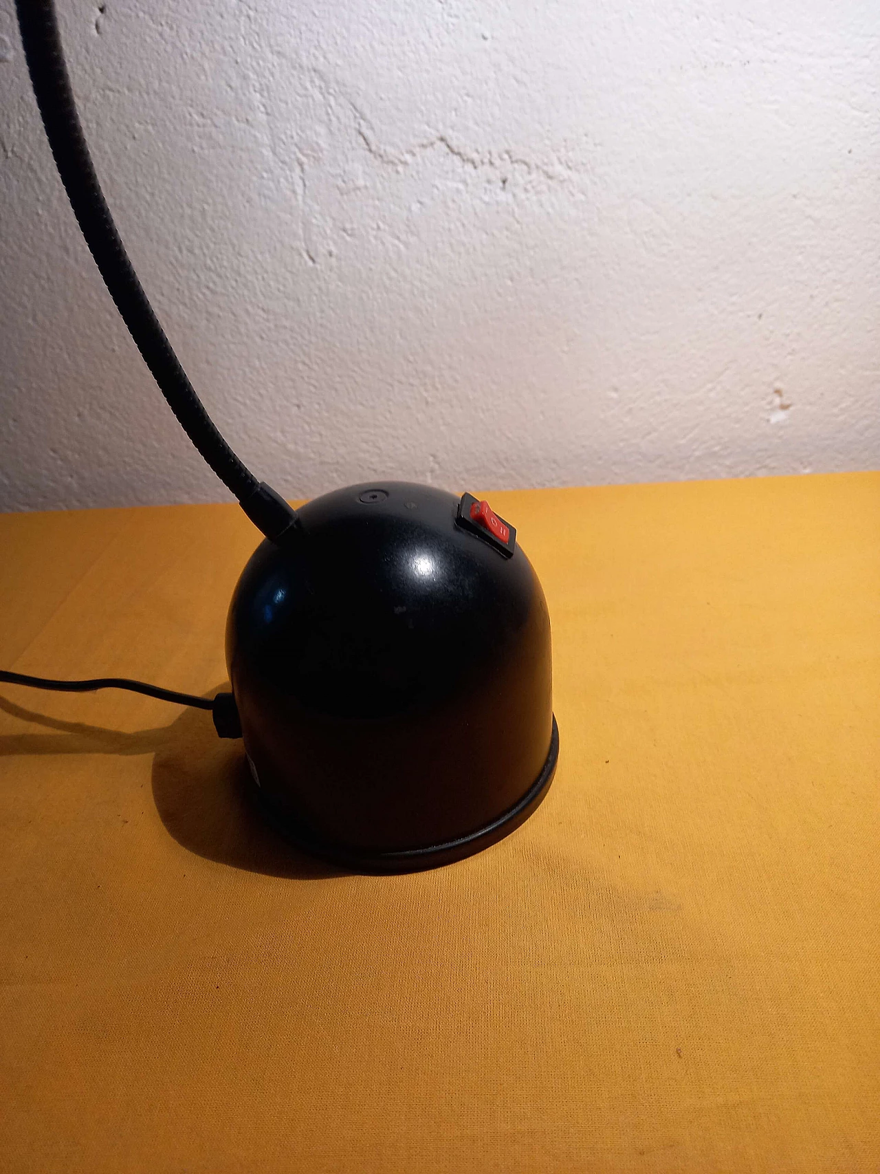 Coppia di lampade da tavolo snodabili in metallo verniciato, anni '80 10