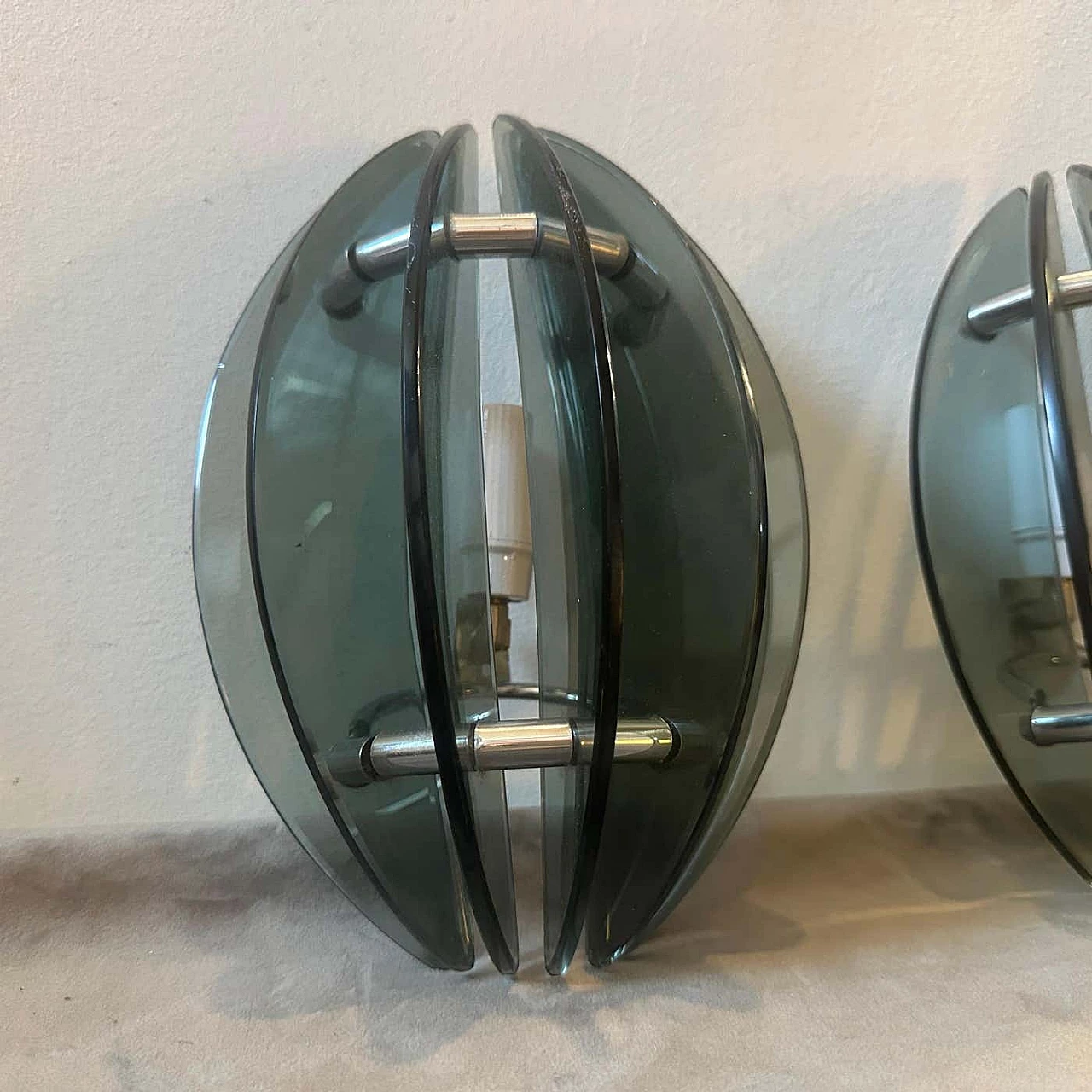 Coppia di lampade da parete in vetro e metallo cromato di Veca, anni '70 6